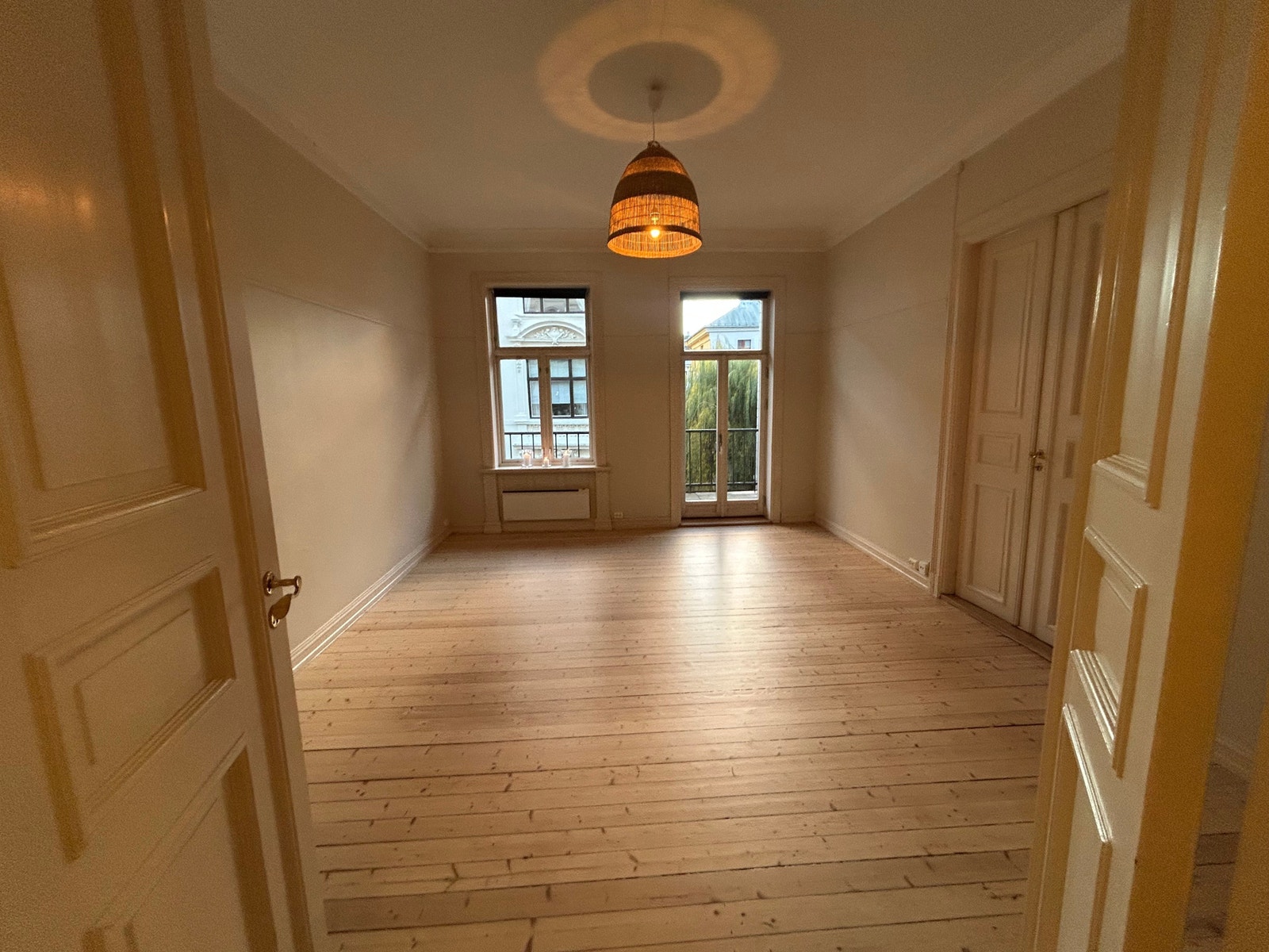 Stor stue med utgang til balkong Galleribilde