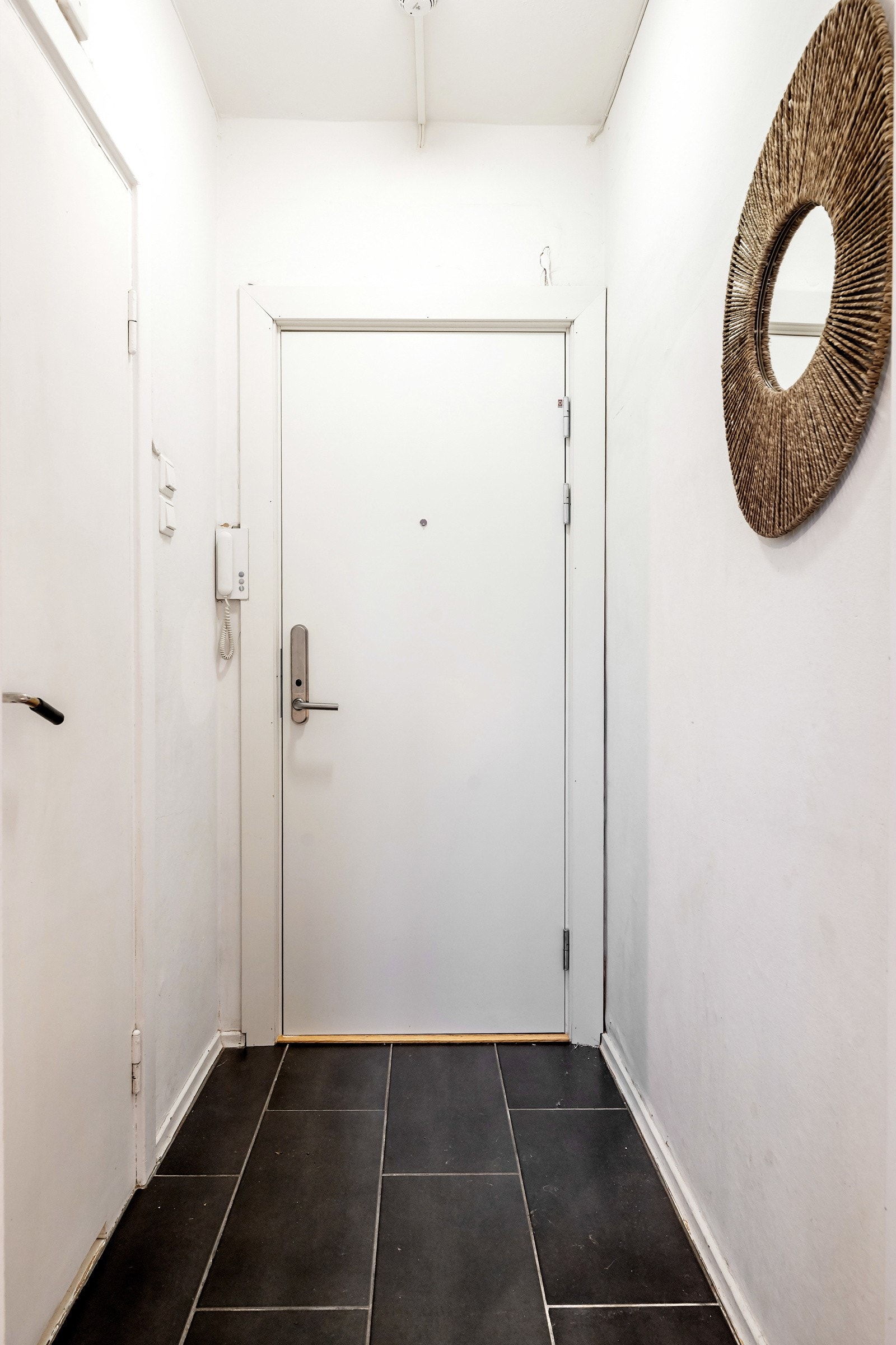 Entreen er utstyrt med dørcalling og elektronisk lås Galleribilde