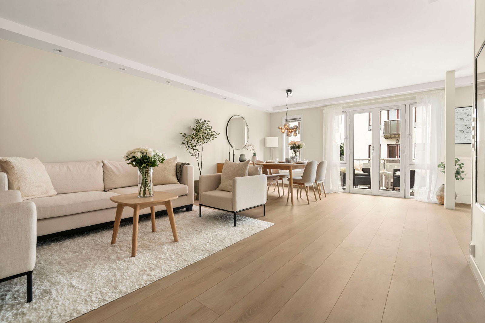 Moderne og totaloppusset (2022 / 2023) leilighet i 4. etasje med gjennomgående
høy standard - åpen stue-kjøkkenløsning med mye naturlig lysinnslipp. Foto: Elena Tamnes Galleribilde