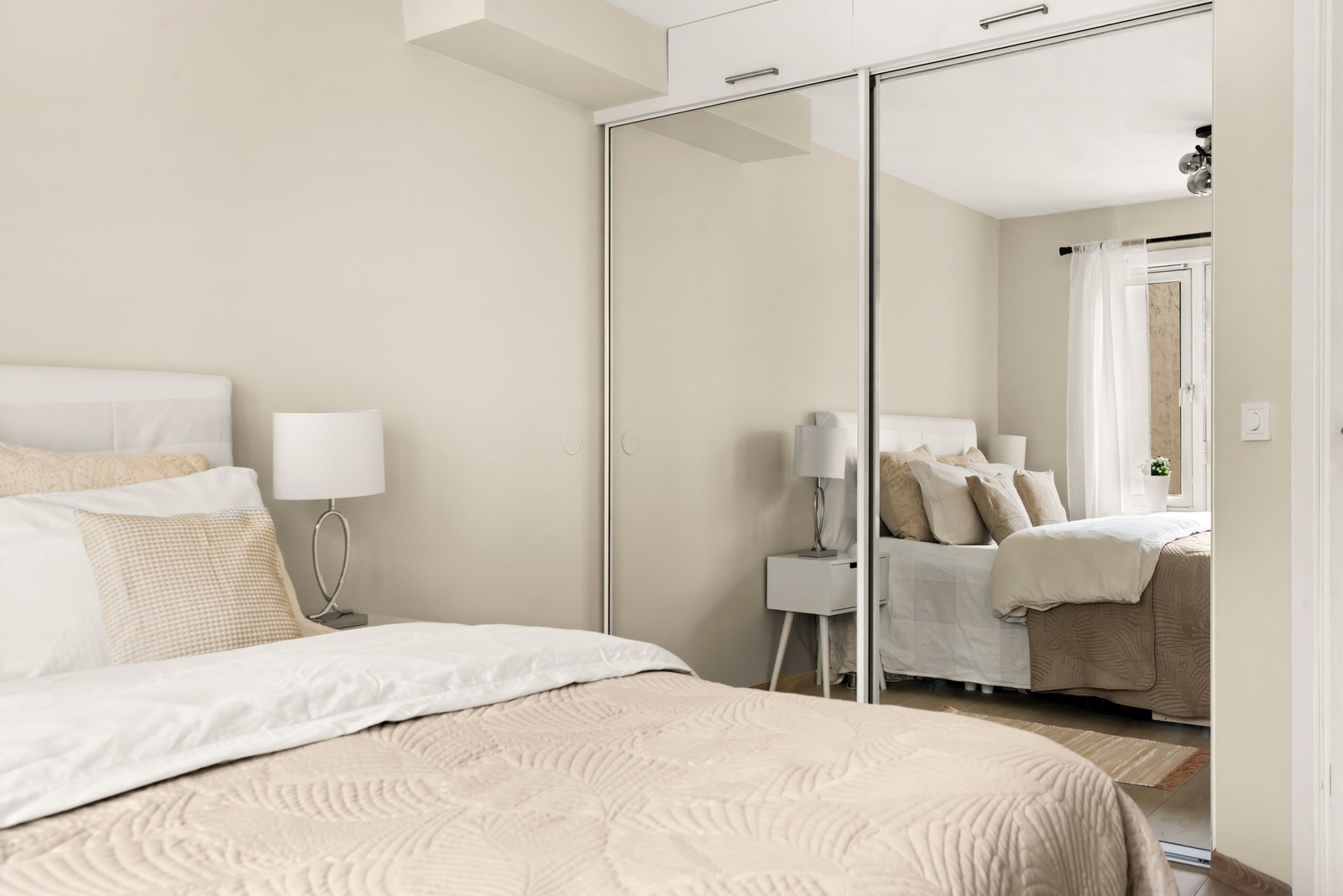 Praktisk skyvedørsgarderobe med store speilflater og godt med skapplass Galleribilde