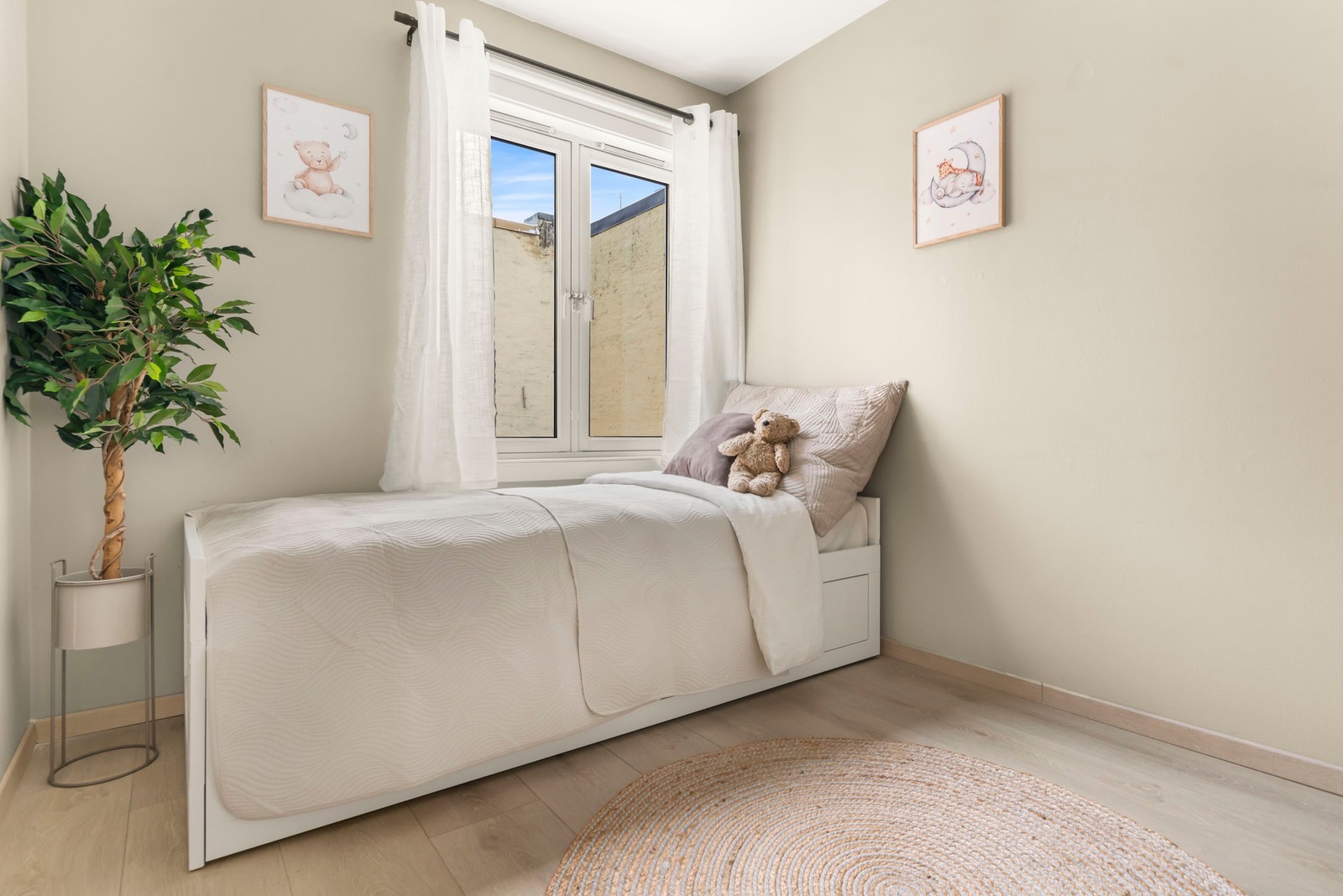 Soverom nr. 2 har god plass til seng og kommode/skrivebord. Rommet har et
stort vindu som gir godt med naturlig lys Galleribilde