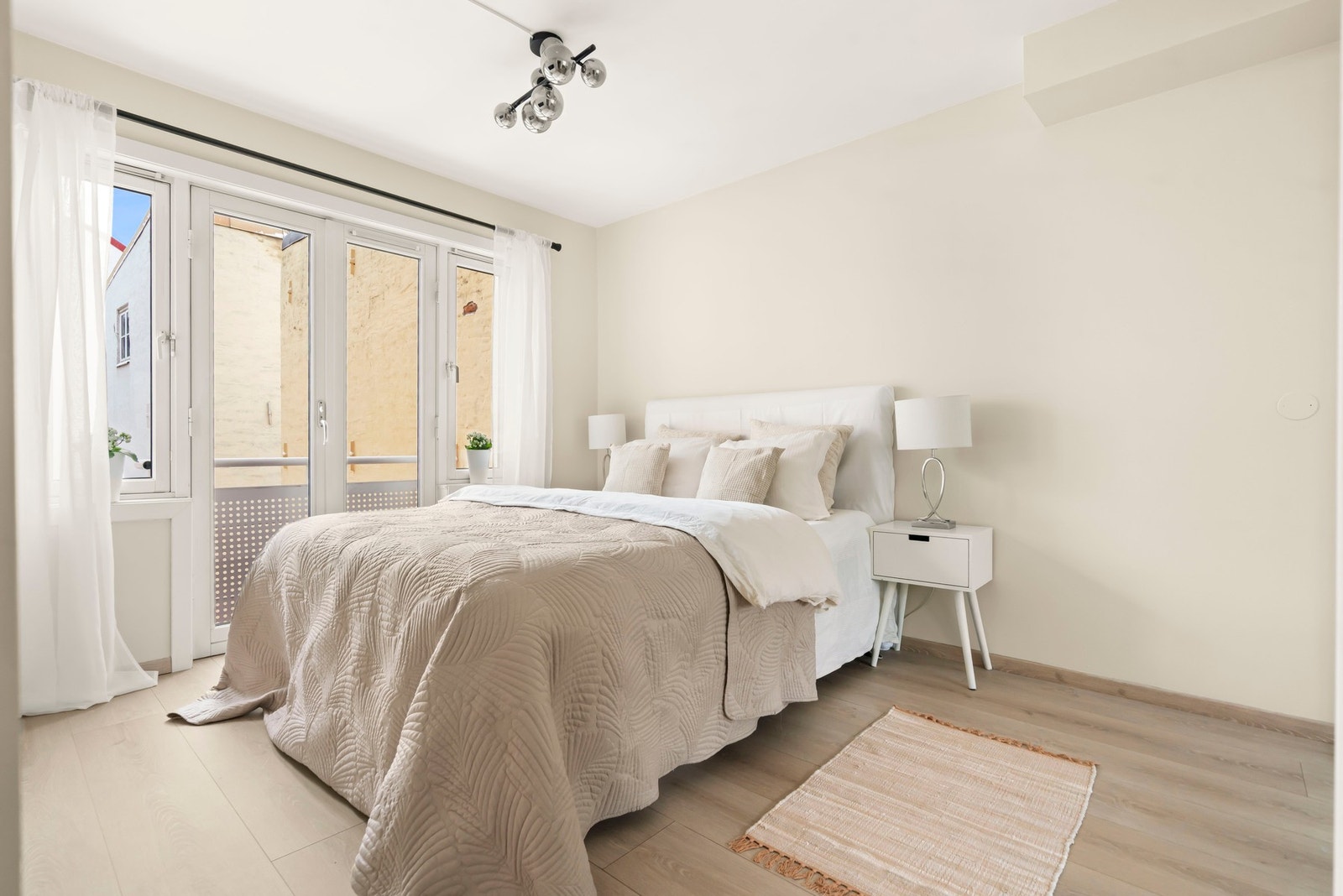 Hovedsoverom vender mot stille bakgård Galleribilde