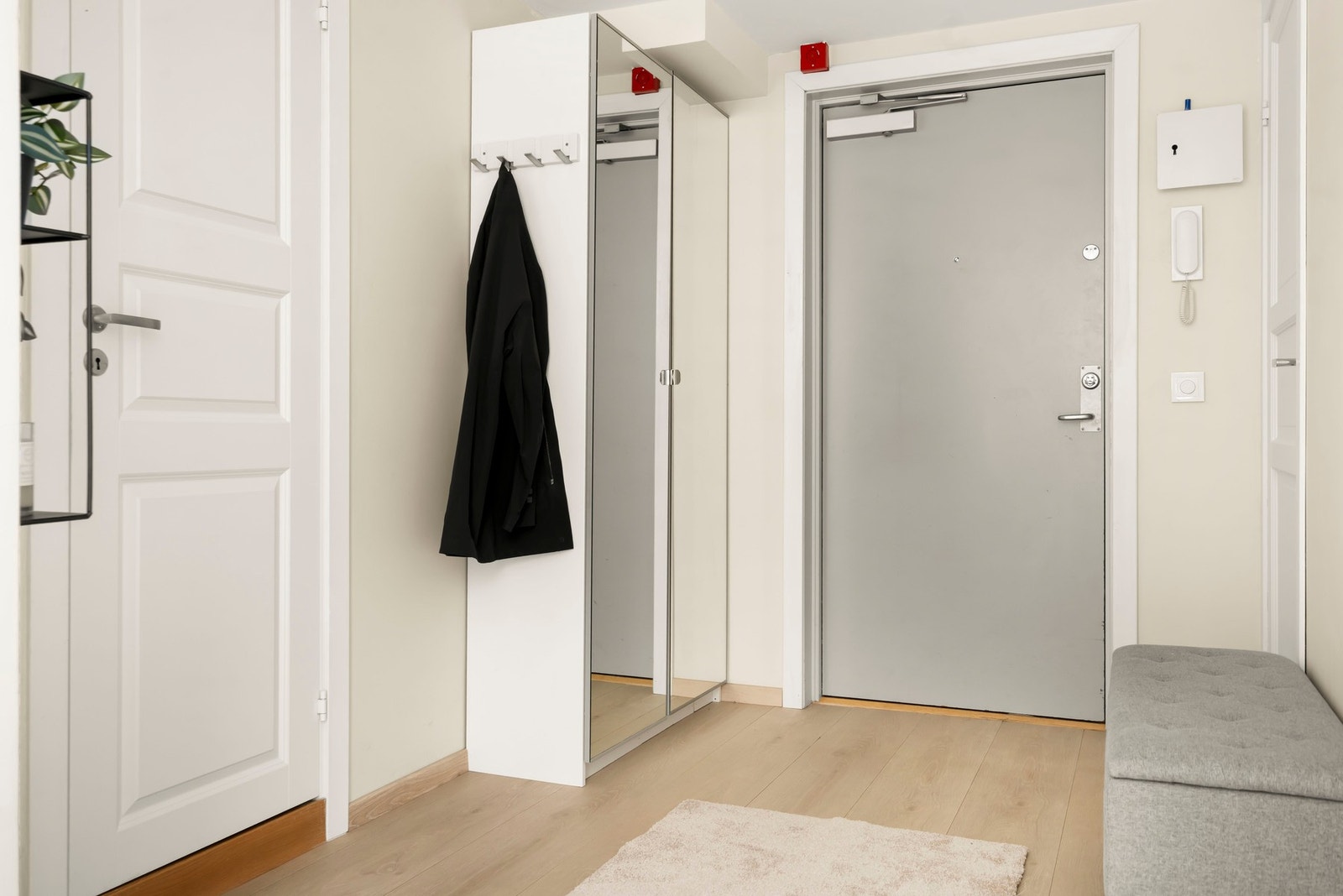 Det er mulighet til å henge fra seg yttertøy på knagger i gang, samt i skap med
speilfront. Rett utenfor inngangsdøren er det en stor heis som enkelt tar deg ned
til gateplan eller egen garasjeplass Galleribilde