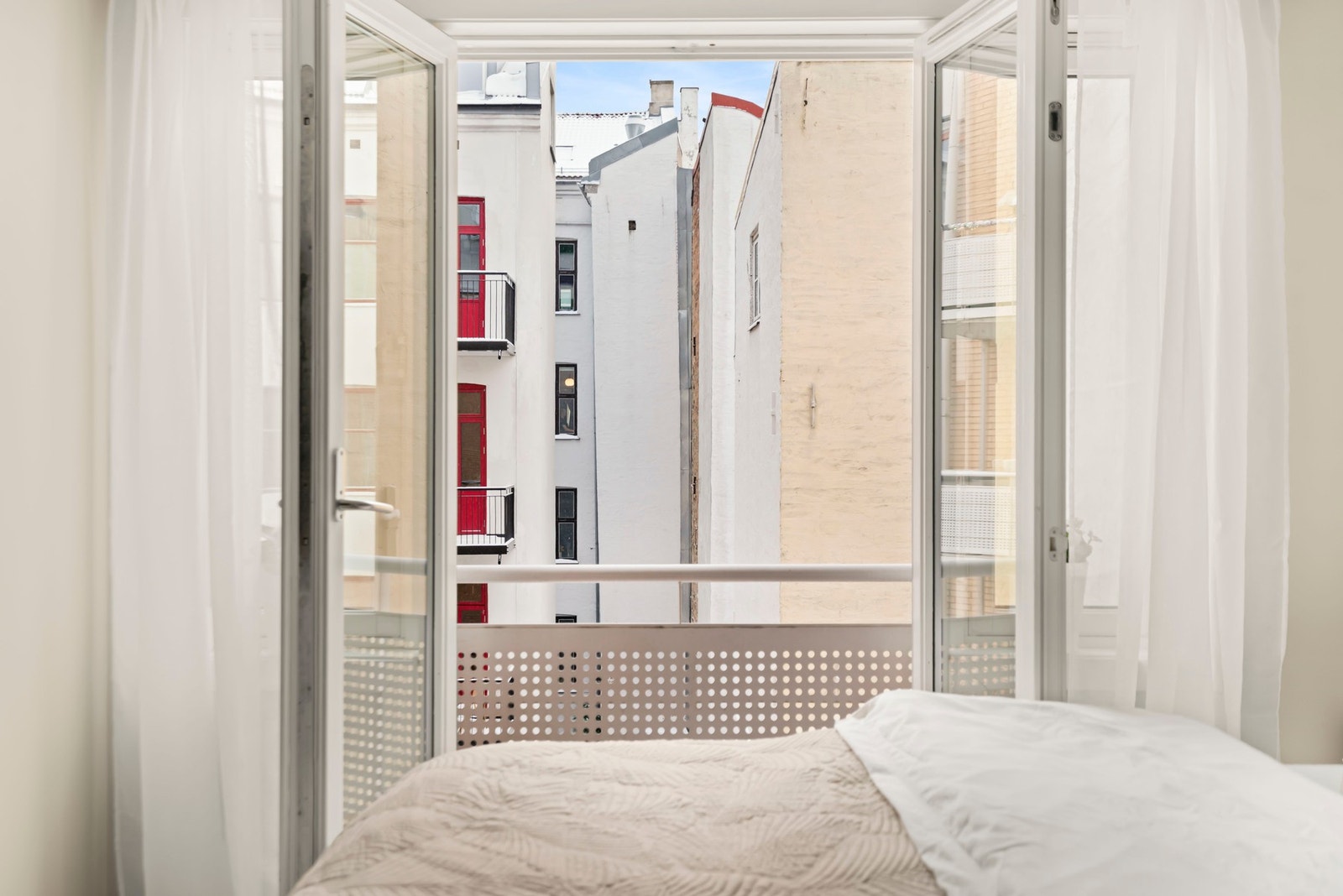 Fransk balkong med dører som kan åpnes på vidt gap - leiligheten er
gjennomgående noe som er svært praktisk og behagelig på varme sommernetter Galleribilde