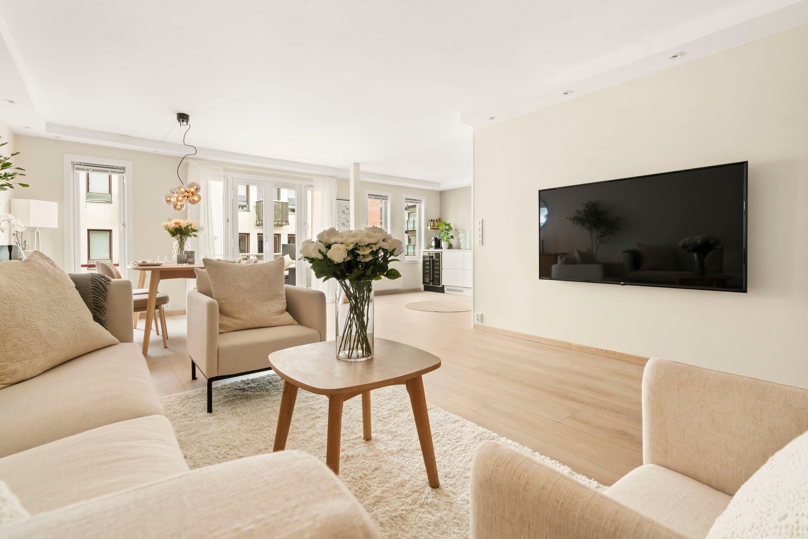 God plass til sofagruppe og naturlig plassering av TV Galleribilde