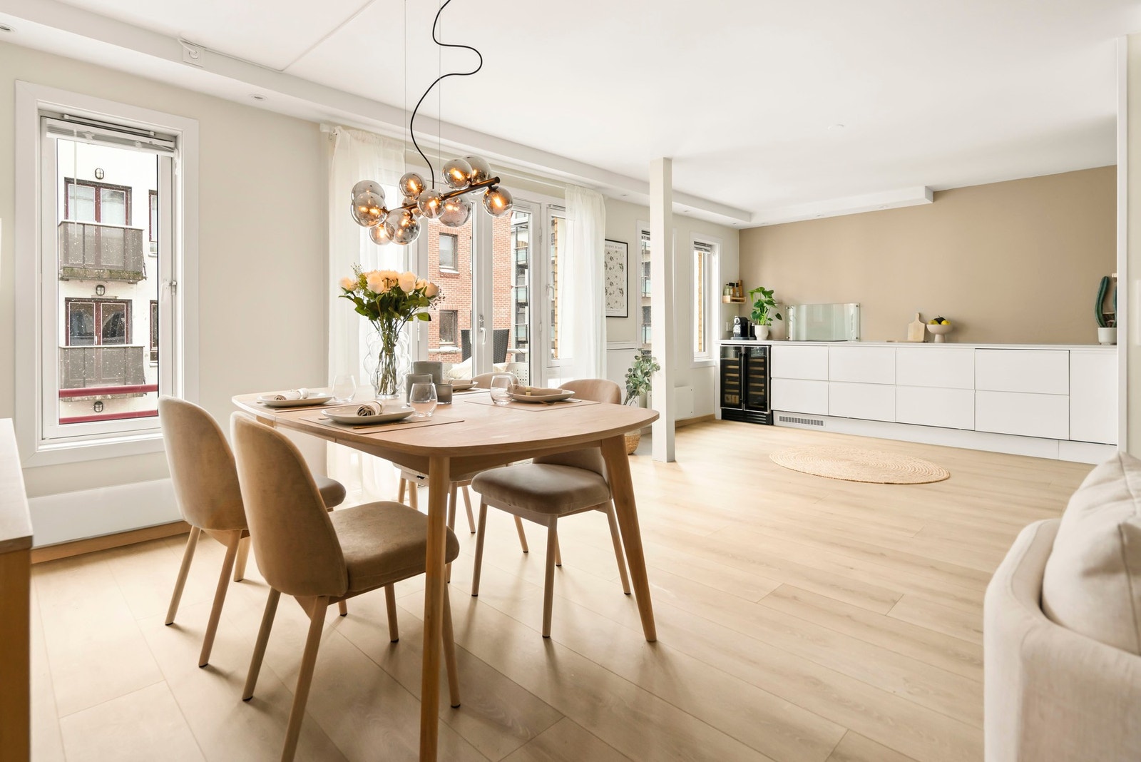 Store sosiale soner med god plass til spisebord og direkte tilgang til kjøkkenet -
enkelt å samle venner og familie Galleribilde