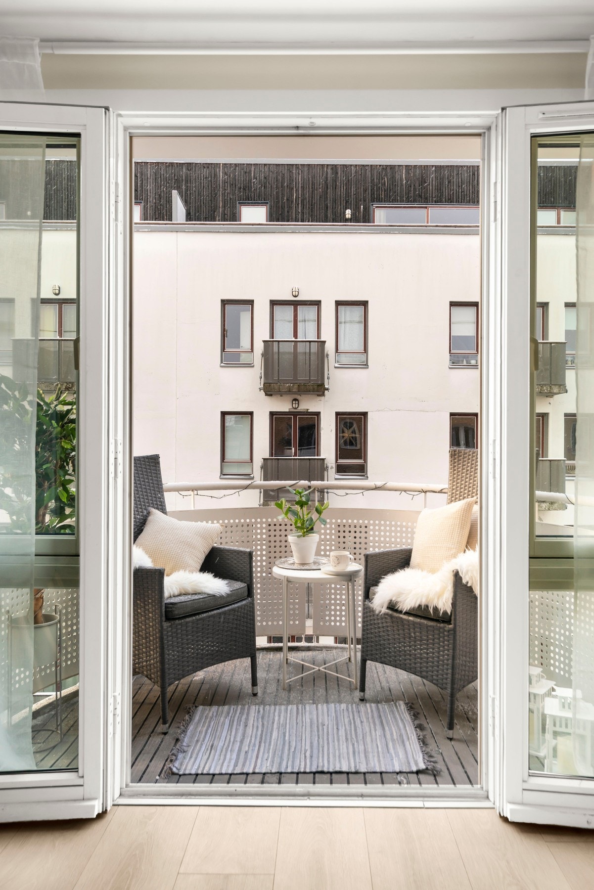 Utgang til den vestvendte solrike balkongen med store balkongdører som gir godt
lysinnslipp og behagelig luftgjennomstrømning Galleribilde