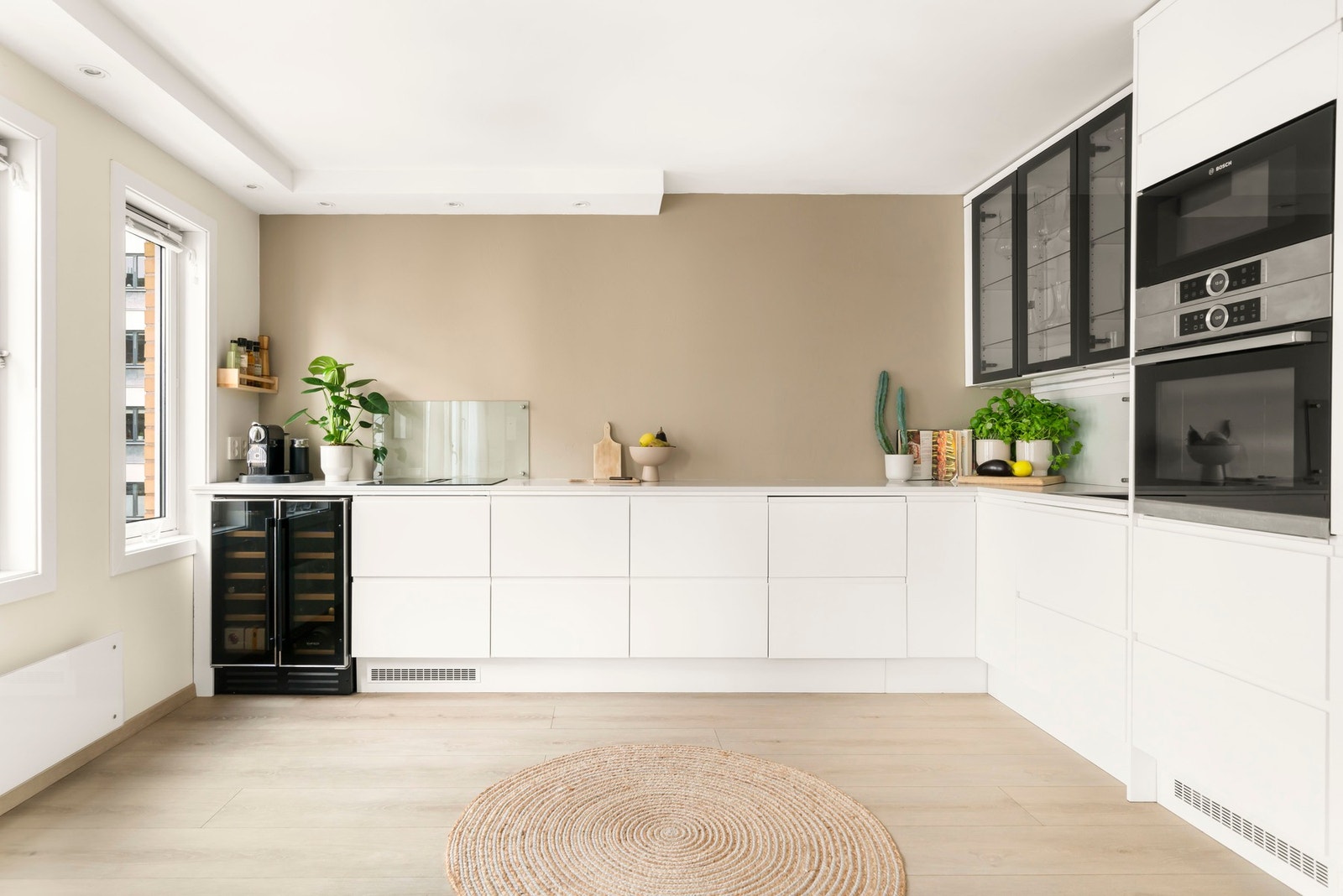 Nytt kjøkken i 2022 med eksklusive hvitevarer, vinskap og ca. 5m lang benkeplate i
kvartskompositt - godt med skapplass Galleribilde