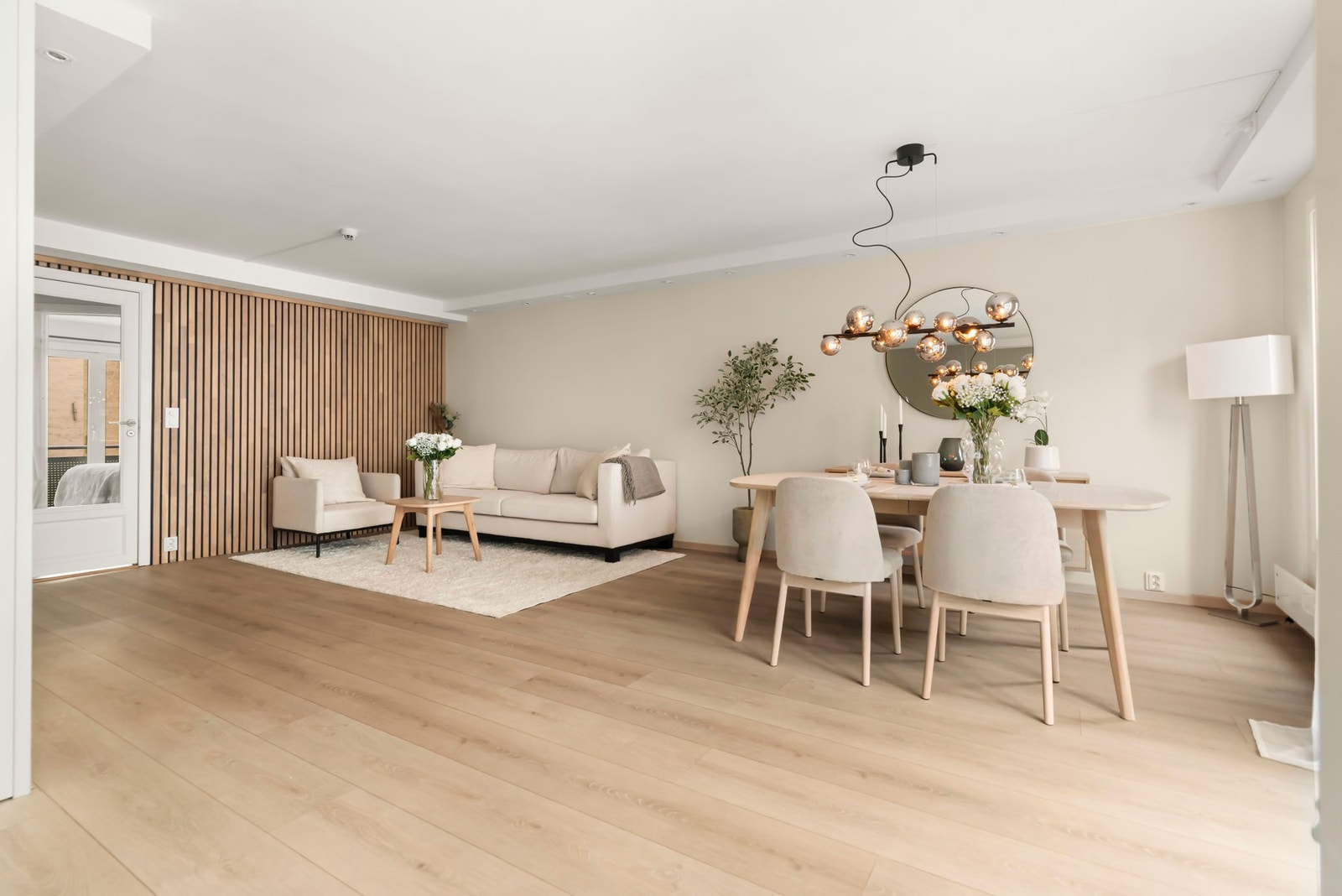 Eksklusive detaljvalg som spilevegg i stue og smakfullt gulv som gir god romfølelse Galleribilde