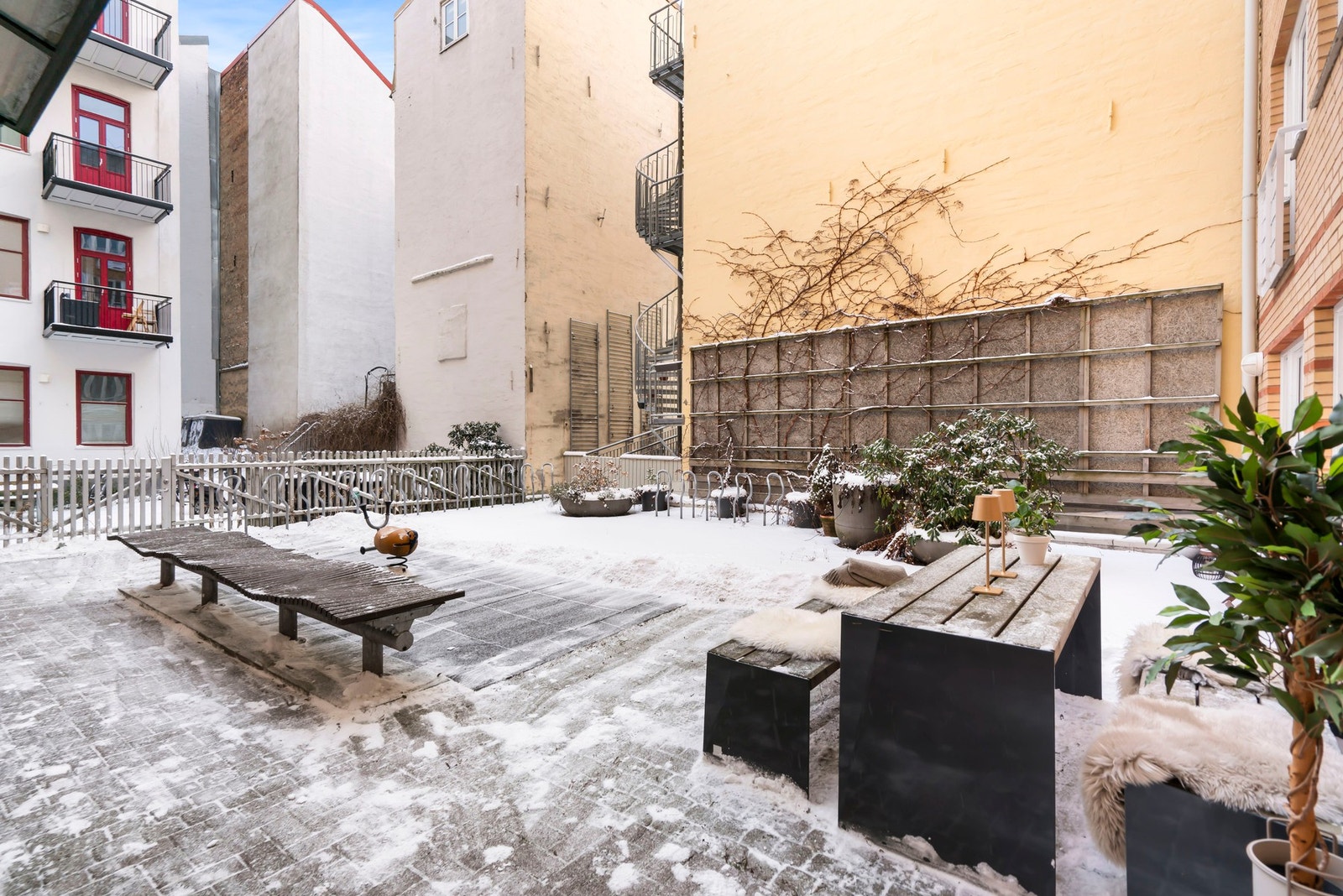 Borettslaget har videre et fint gårdsrom med sittegrupper, hyggelig beplantning
og lekeområde for barn. Fellesarealene er perfekt for sosiale sammenkomster,
lek og aktiviteter m.m. Galleribilde