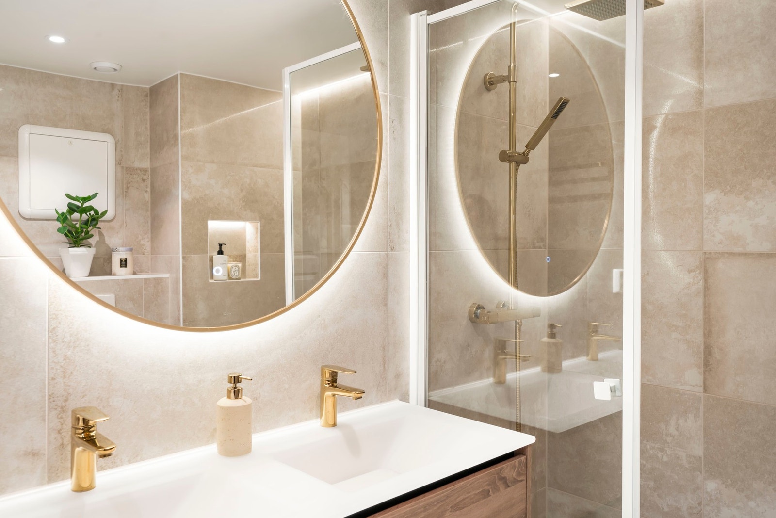 Heldekkende vask og to stk. ett-greps armaturer i gull. Vegghengt speil med
integrert belysning Galleribilde