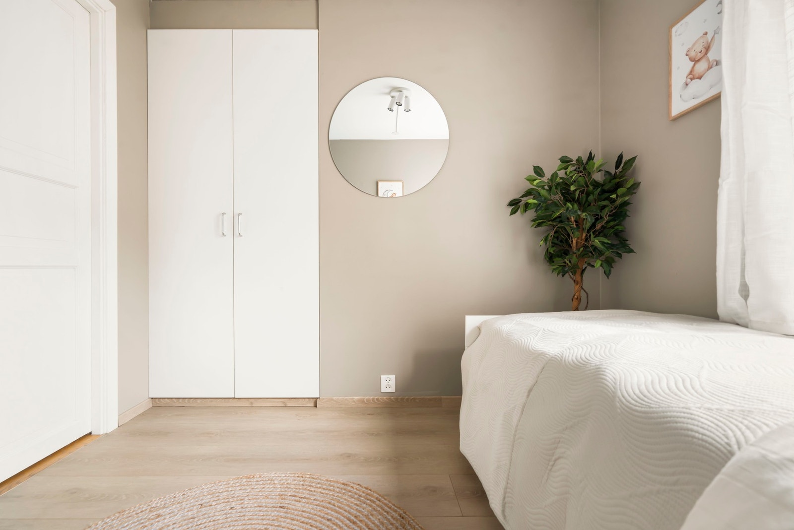 God plass til oppbevaring av klær I plassbygget garderobeskap - I likhet med
hovedsoverommet vender også dette soverommet ut mot stille bakgård Galleribilde