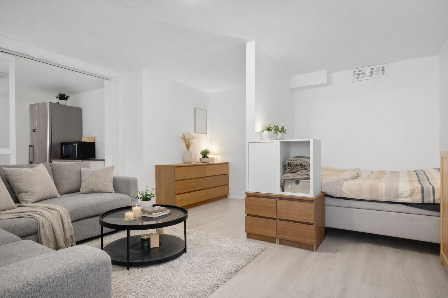 Det er etablert en praktisk alkove med plass til seng og soveavdeling, som gir en tydelig og funksjonell inndeling av rommet. Bilde er AI generert. Galleribilde