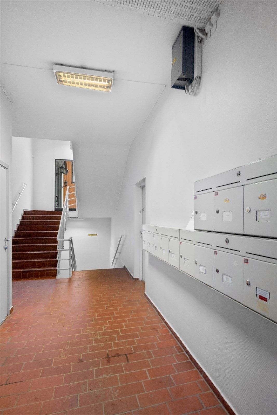 Heis eller trapper tar deg enkelt opp til boligen i 3. etasje. Galleribilde