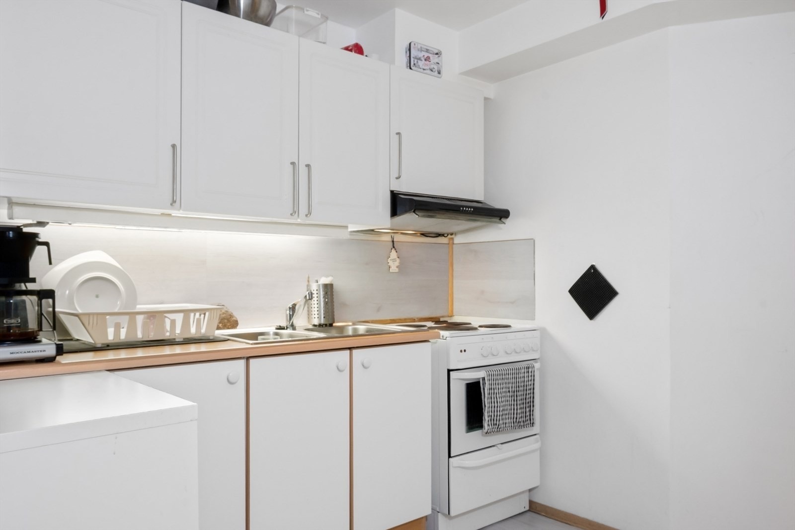 Kjøkkenet er utstyrt med frittstående komfyr og kjøl/fryseskap, samt ventilator over komfyr. Galleribilde