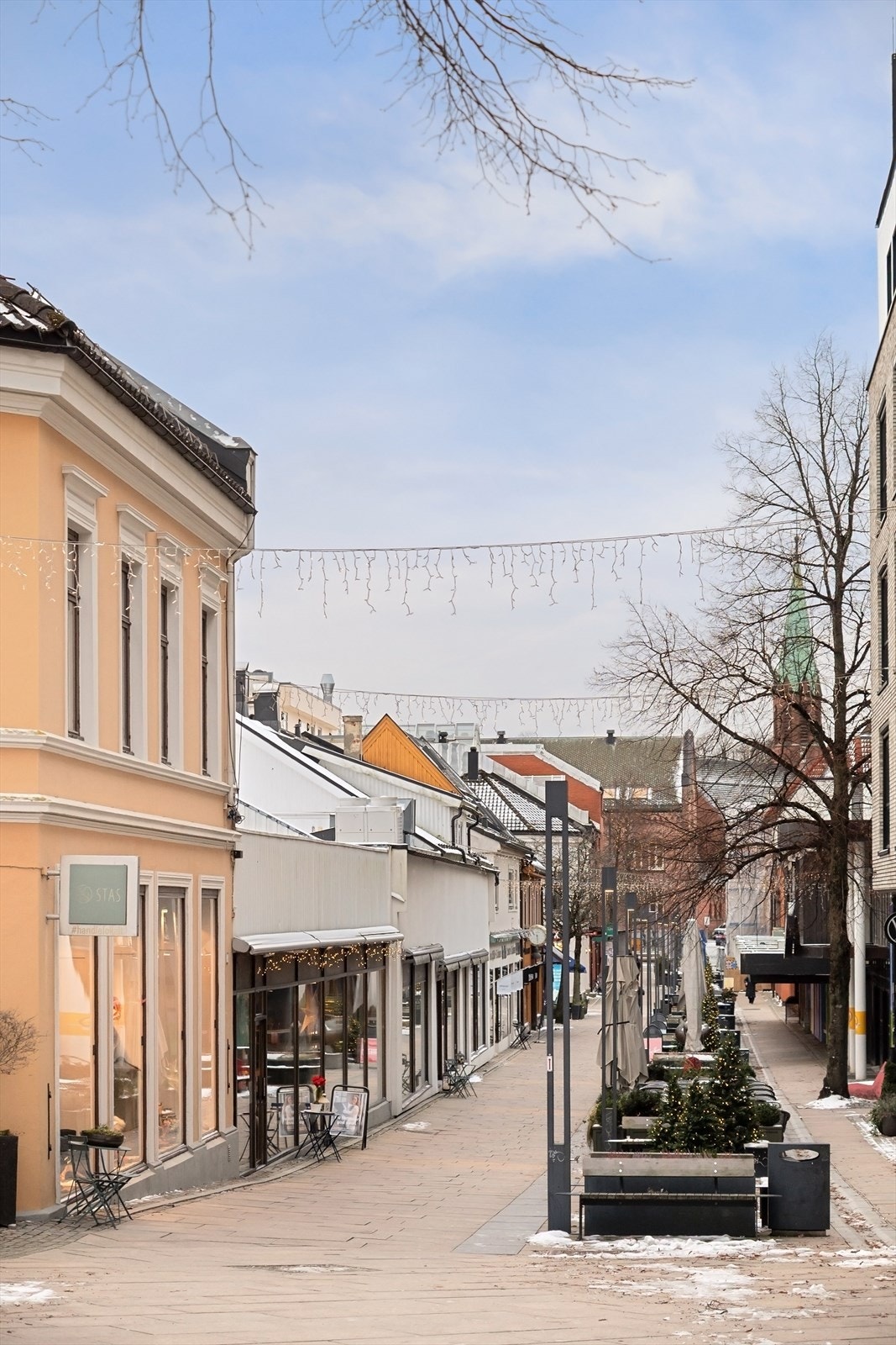 Byens fasiliteter lett tilgjengelig med gågate, kjøpesenter og øvrige servicetilbud. Galleribilde