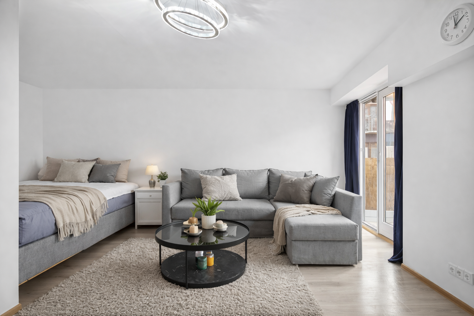 Fra stuen er det utgang til balkong vendt mot bakgården, med plass til enkelt utemøblement. Bilde er AI generert. Galleribilde