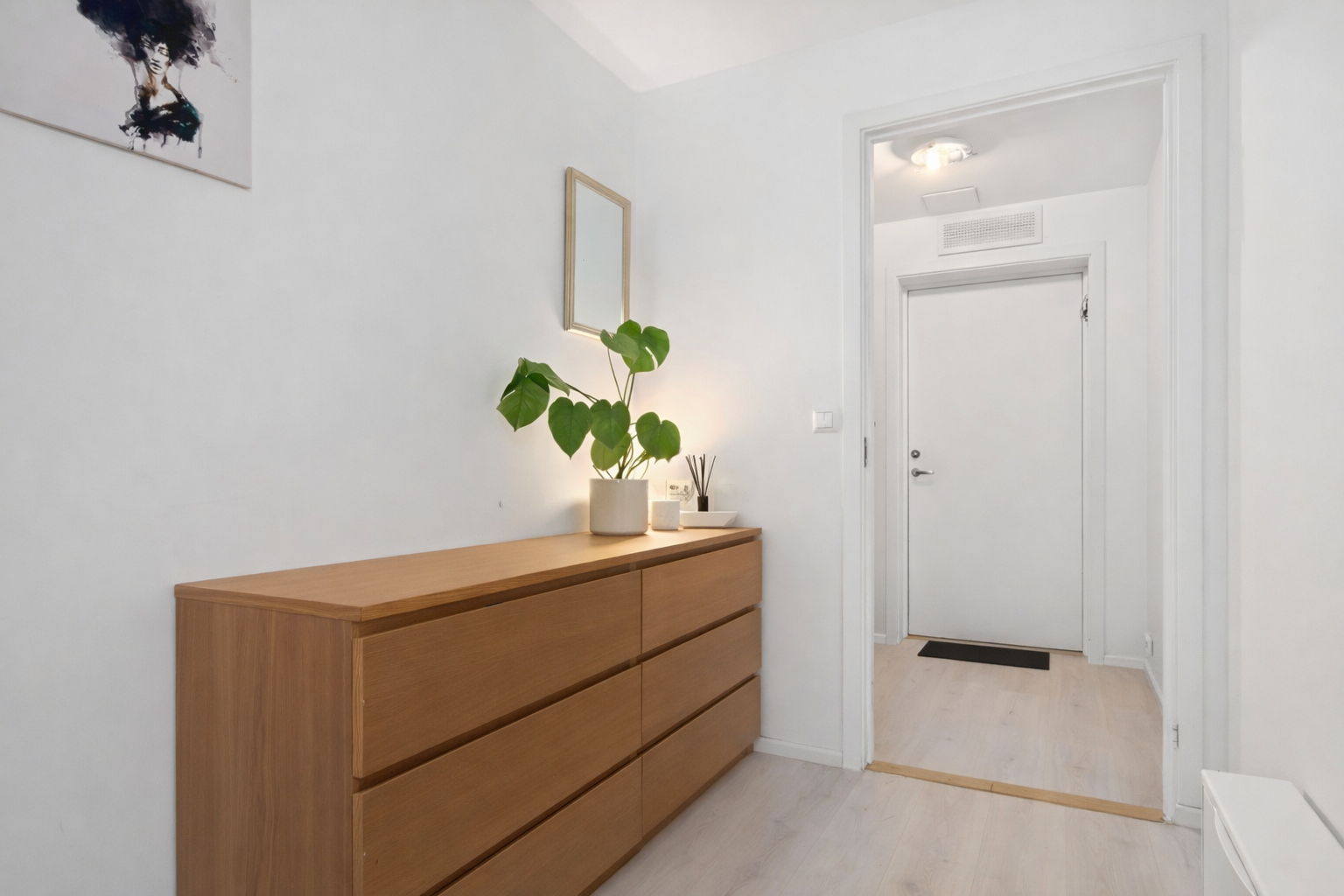 Vel innenfor møtes du av en entré med plass til knaggrekke og enkle oppbevaringsløsninger. Bilde er AI generert. Galleribilde