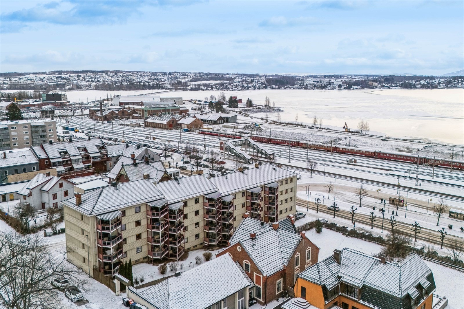 Med Hamar stasjon kun to minutters gange unna, er kommunikasjonsmulighetene meget gode. Galleribilde