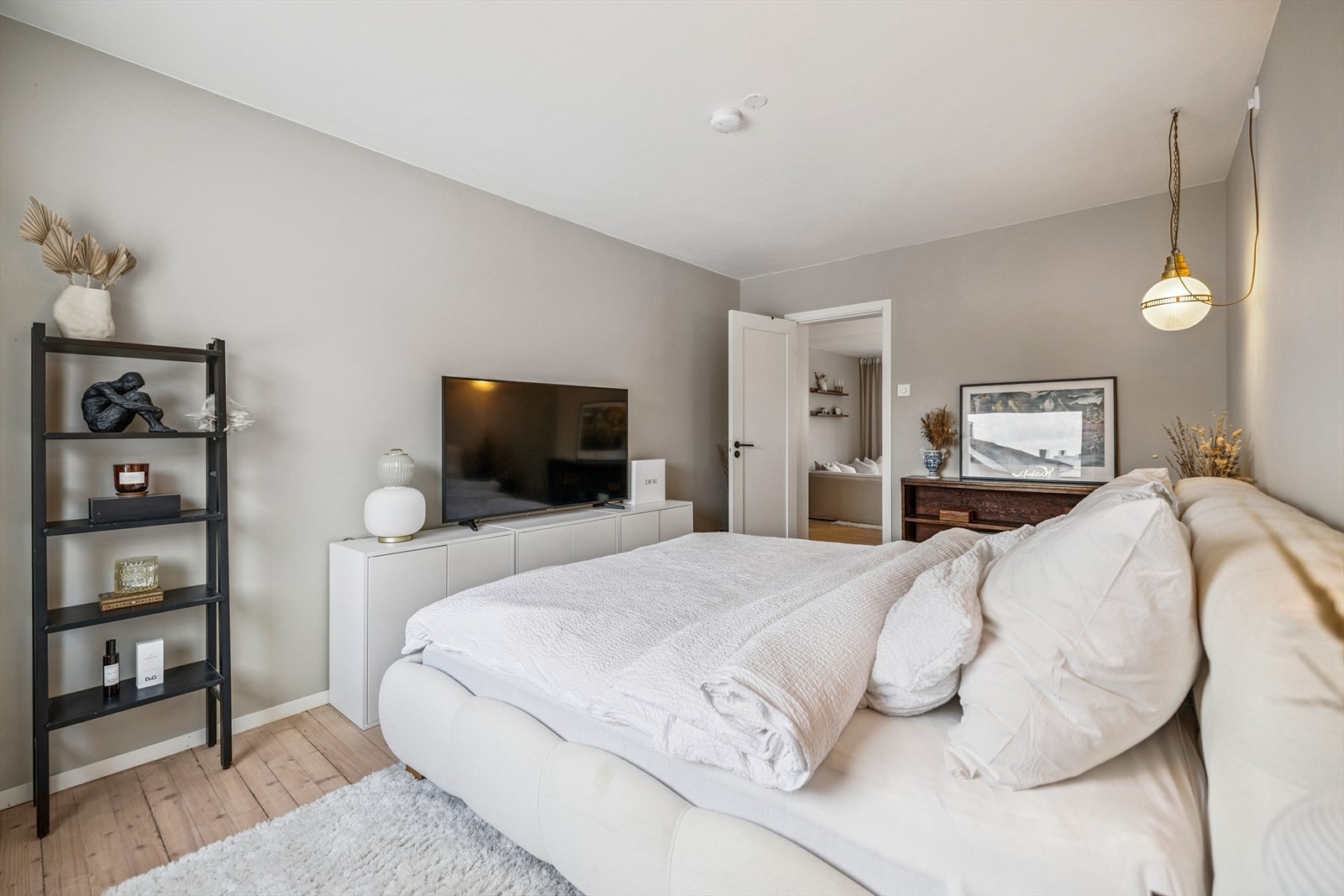 Rommet har god plass til dobbeltseng og ytterligere møblering. Galleribilde