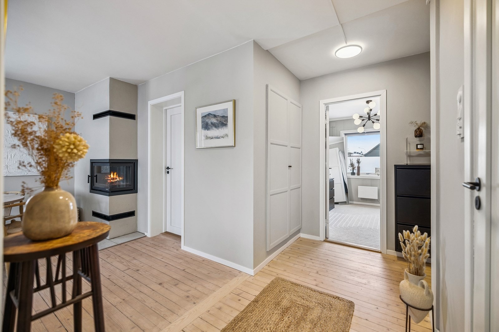 Den åpne løsningen gir en god romfølelse og binder leilighetenes rom sammen på en god og arealeffektiv måte. Galleribilde