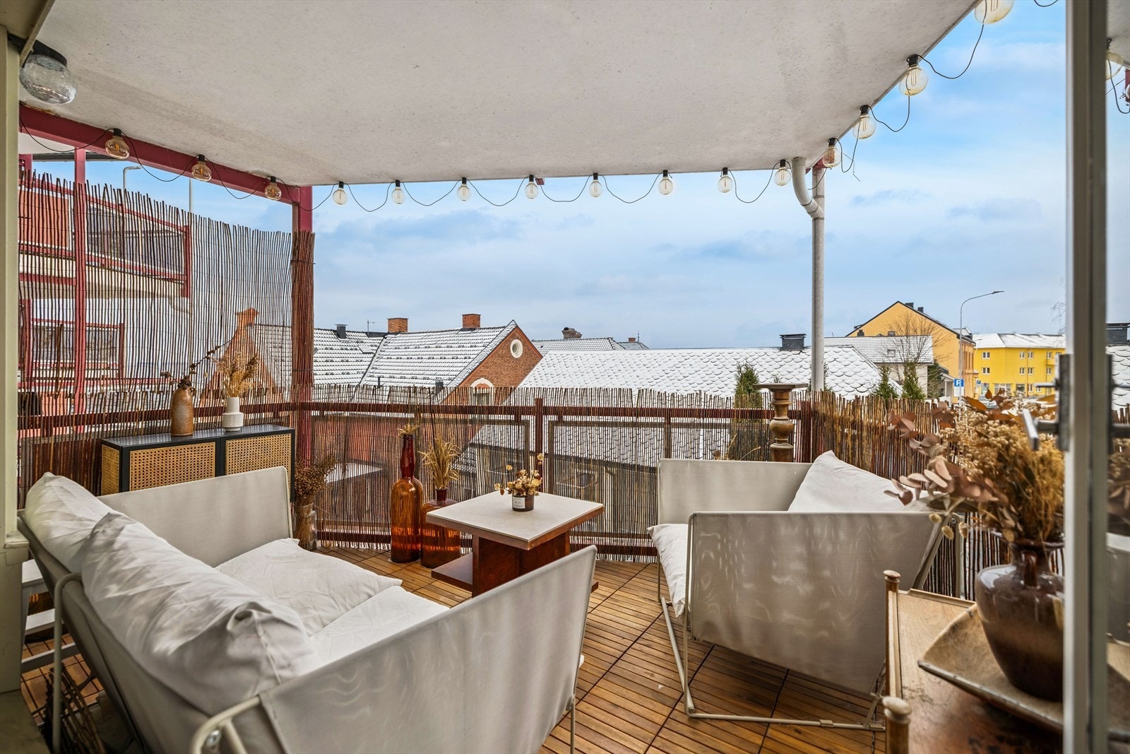 Balkongen har gode sol-og lysforhold, spesielt på ettermiddagen. Her er det god plass til utemøbler. Galleribilde