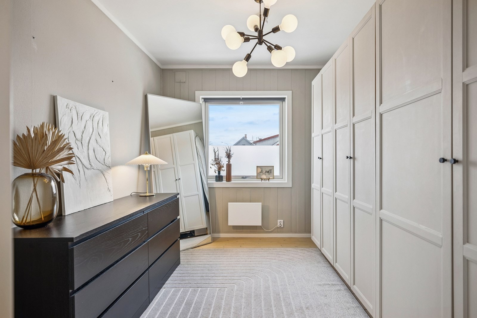 Her er det rikelig med oppbevaringsplass i en stor garderobeløsning. Galleribilde