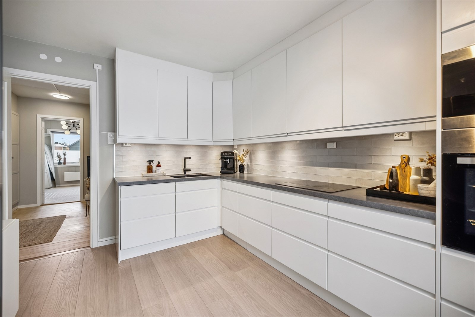 Kjøkkeninnredning med rikelig med skap- og benkeplass. Galleribilde