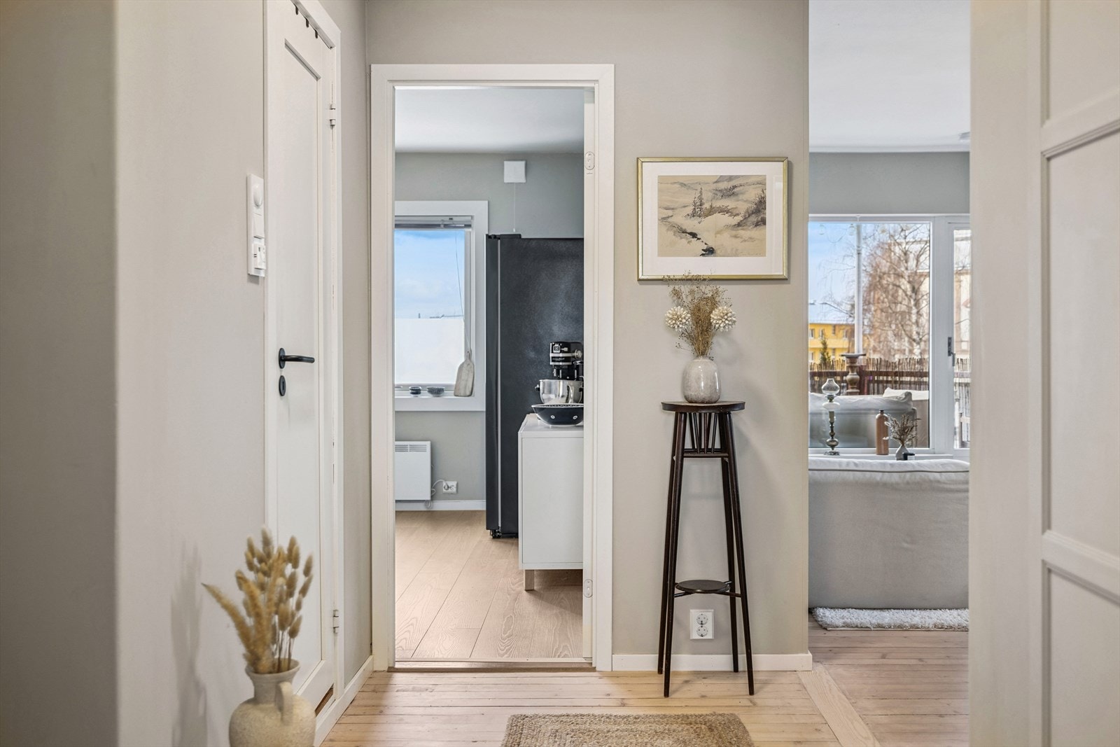 Gjennomgående materialvalg og en bevisst fargepalett skaper et helhetlig uttrykk. Galleribilde