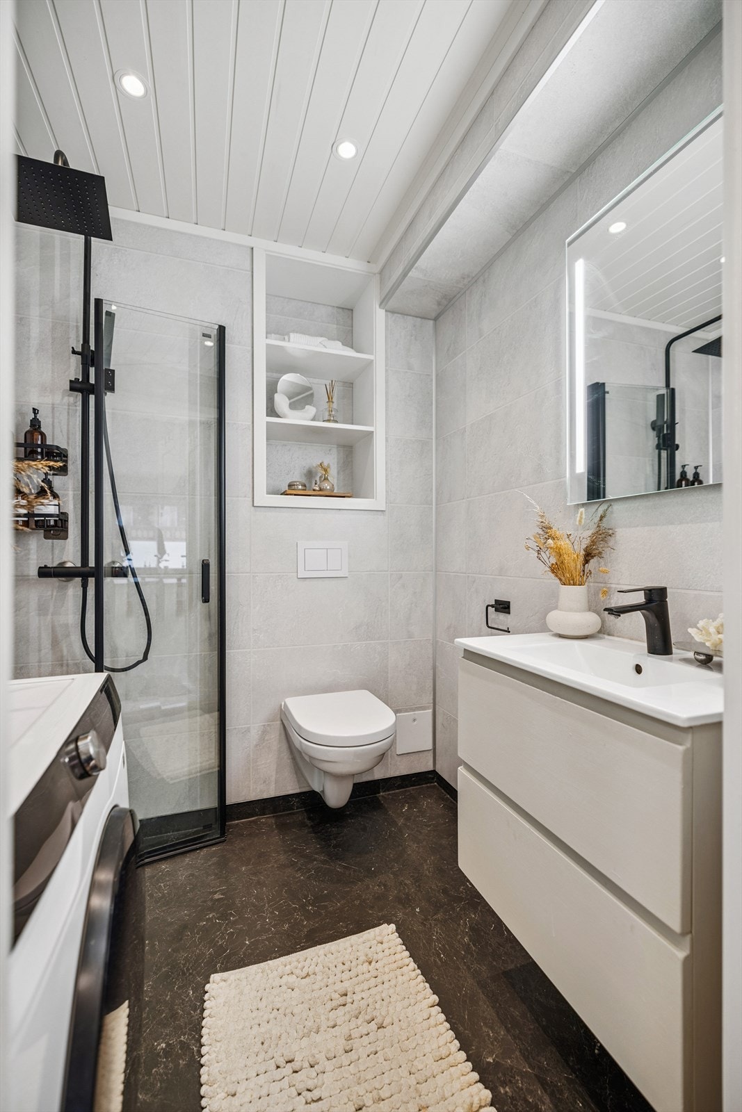 Her er det elektriske varmekabler i gulvet og opplegg for vaskemaskin. Galleribilde