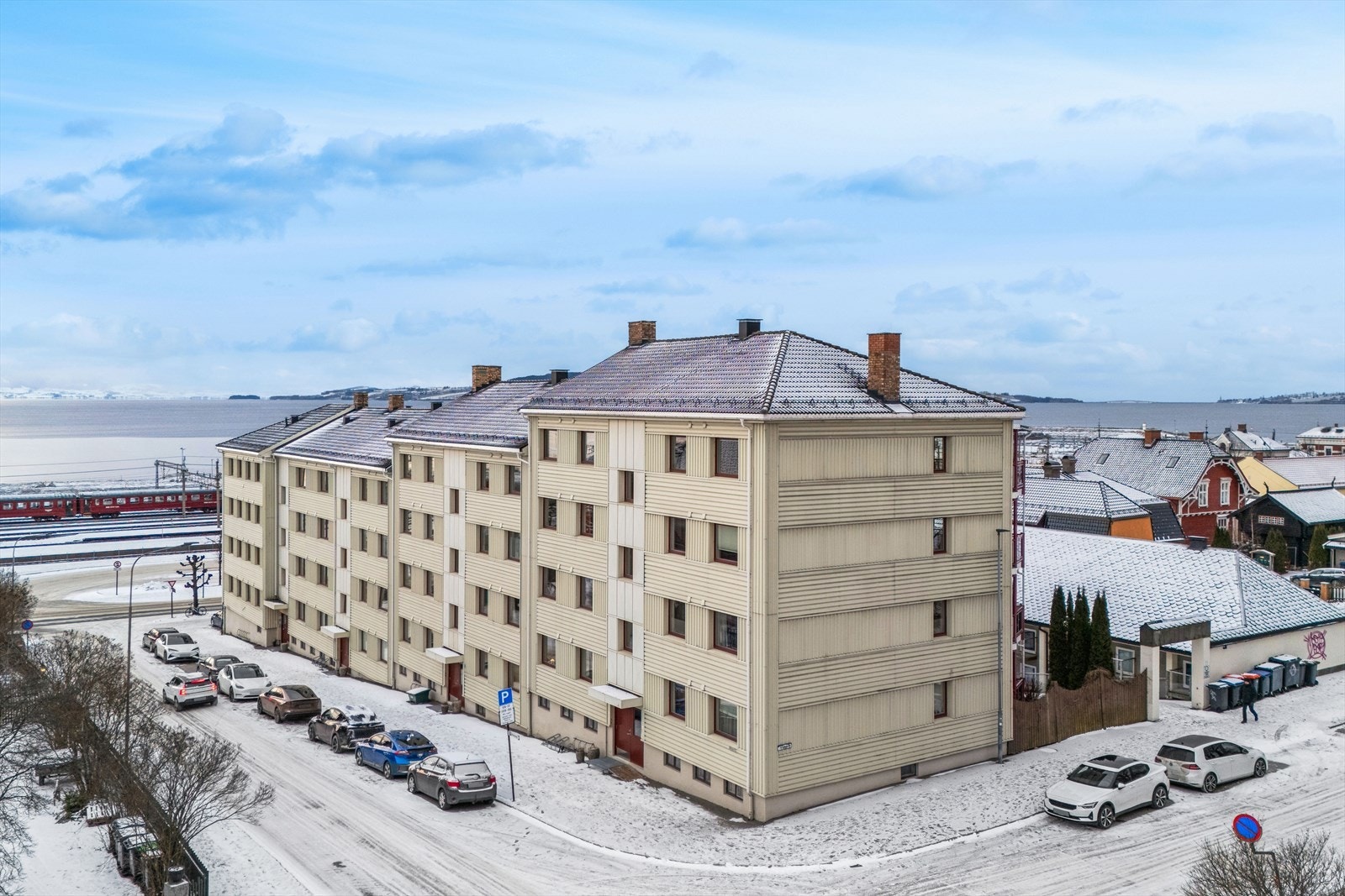Leiligheten ligger i en klassisk bygård fra 1953 i Sverdrupsgate Borettslag. Galleribilde
