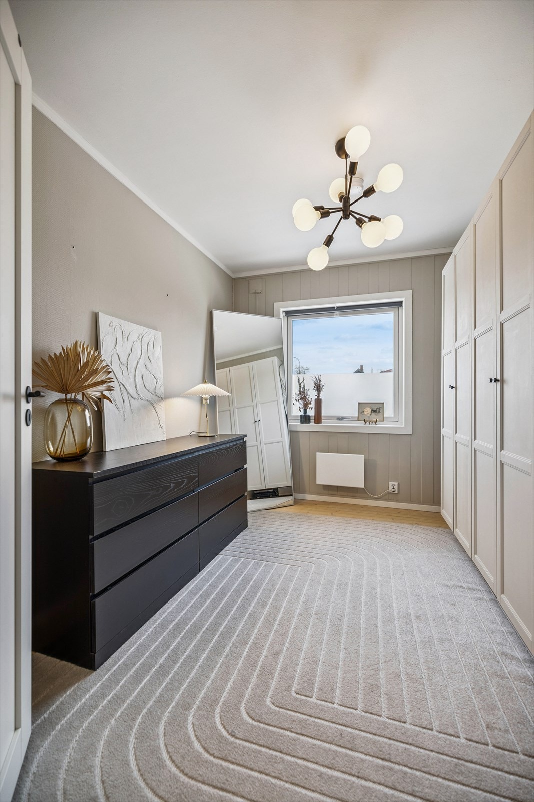 Stor garderobeinnredning på soverom nr. 2, i dag benyttes som walk in! Galleribilde