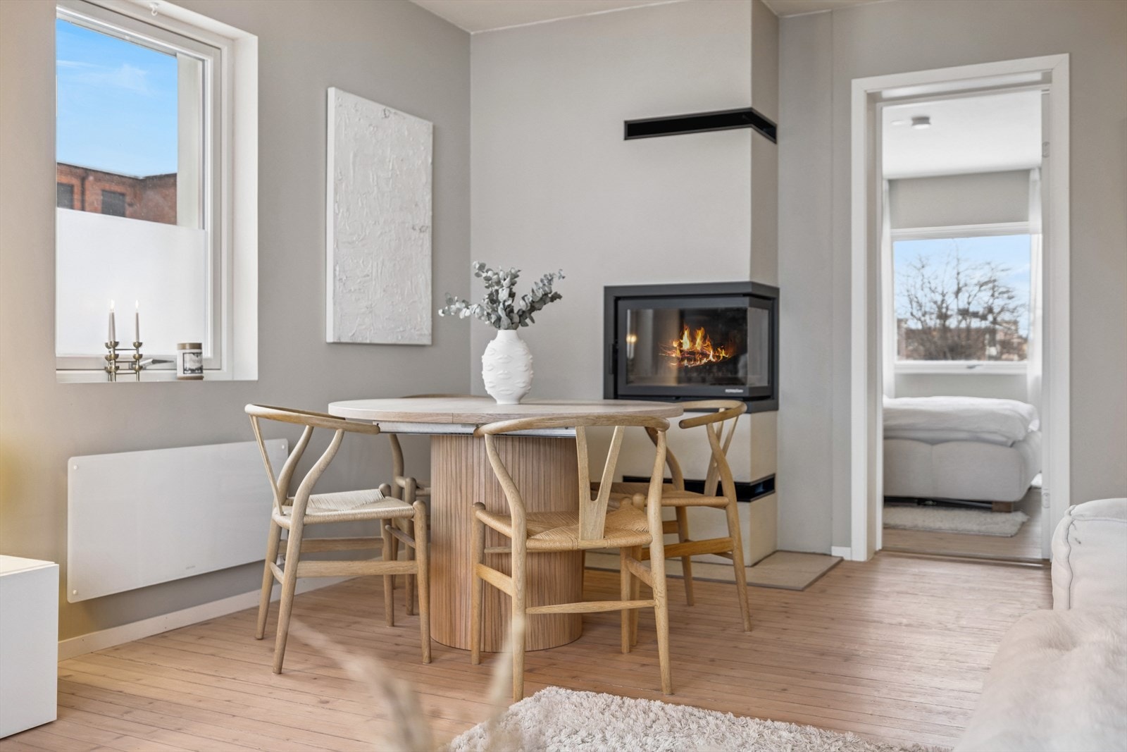 Peisovnen gir både effektiv oppvarming og en hyggelig atmosfære. Galleribilde