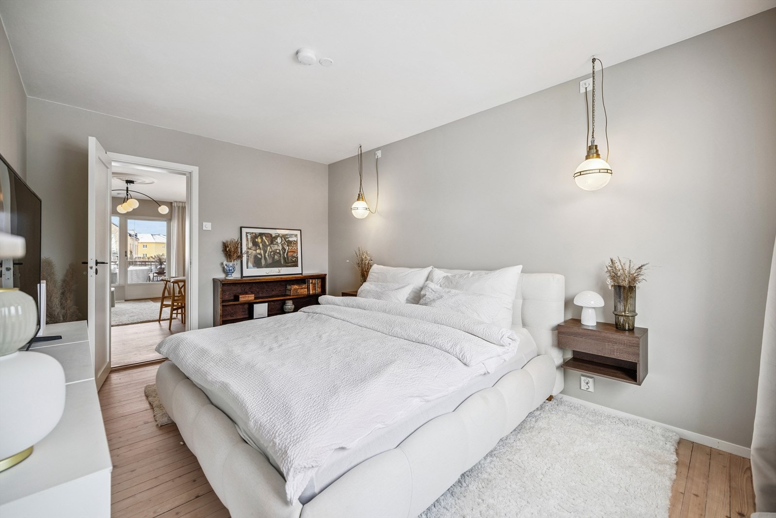 Hovedsoverommet er romslig og ble pusset opp i 2023, med etterisolert yttervegg. Galleribilde