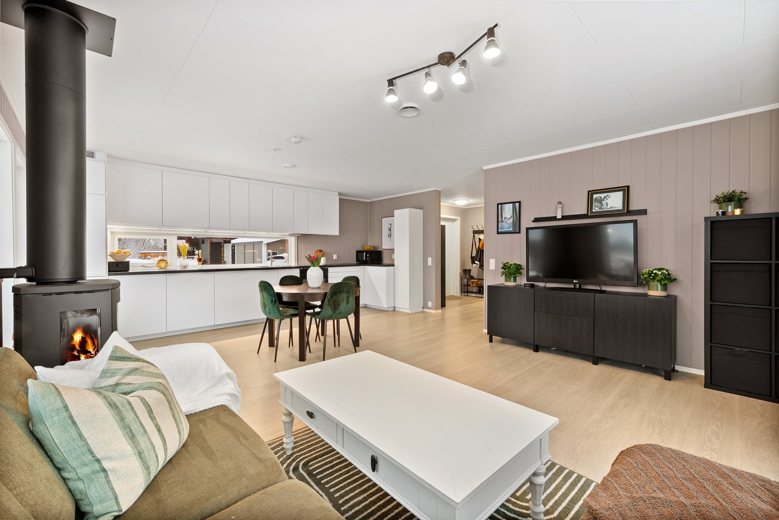 Stuen holder god romslighet og det er god plass til en hyggelig sofakrok i tv-stuen, spisebord og lesekrok. Galleribilde