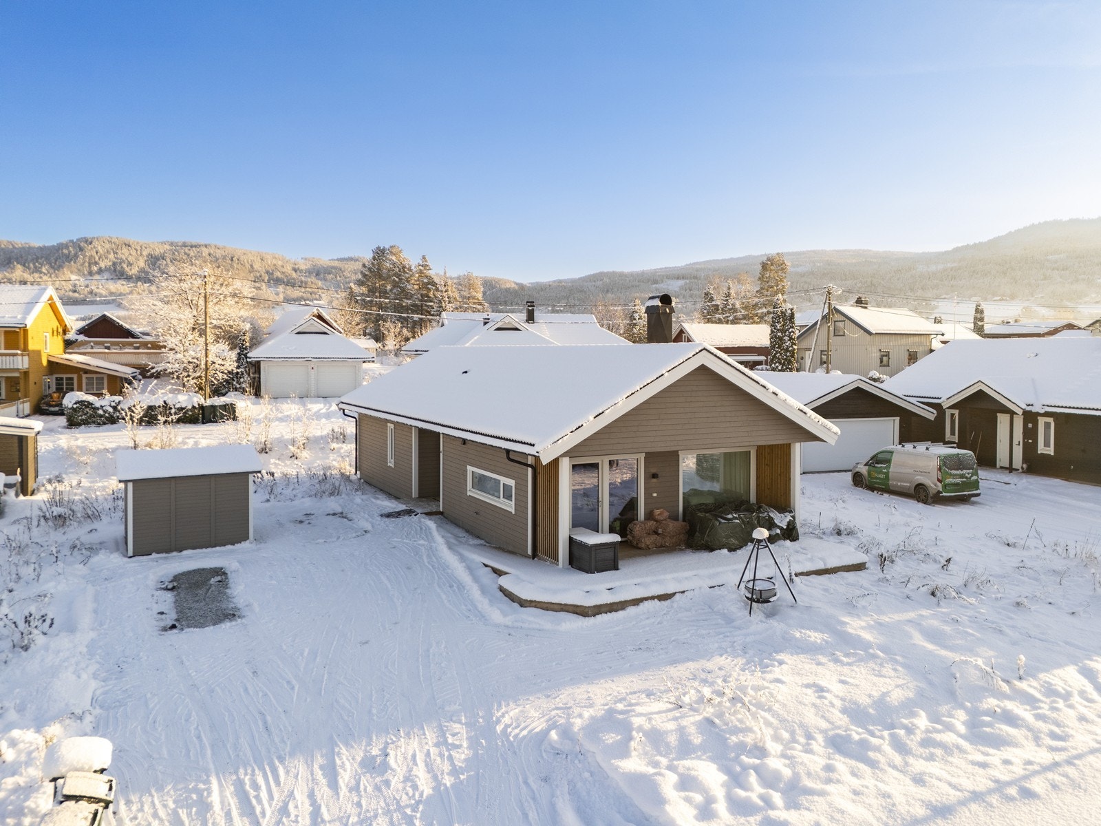 Nyere (2023) enebolig med alt på en flate i attraktivt boligområde. Umiddelbar nærhet til barnehage, skole og turområder. Galleribilde
