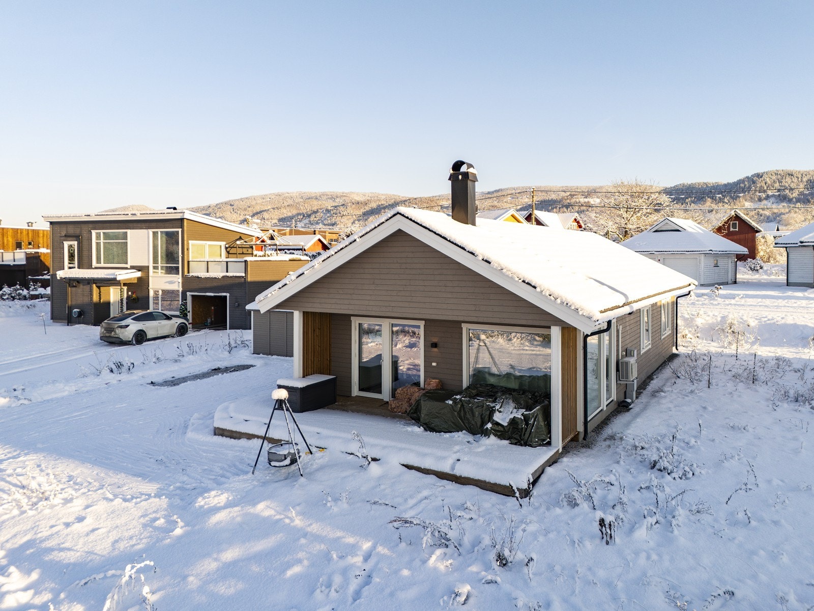 Boligen inneholder entre/gang, innvendig bod med servant og wc, bad/vaskerom, 3 soverom, kjøkken og stue med utgang til delvis overbygd terrasse. Galleribilde