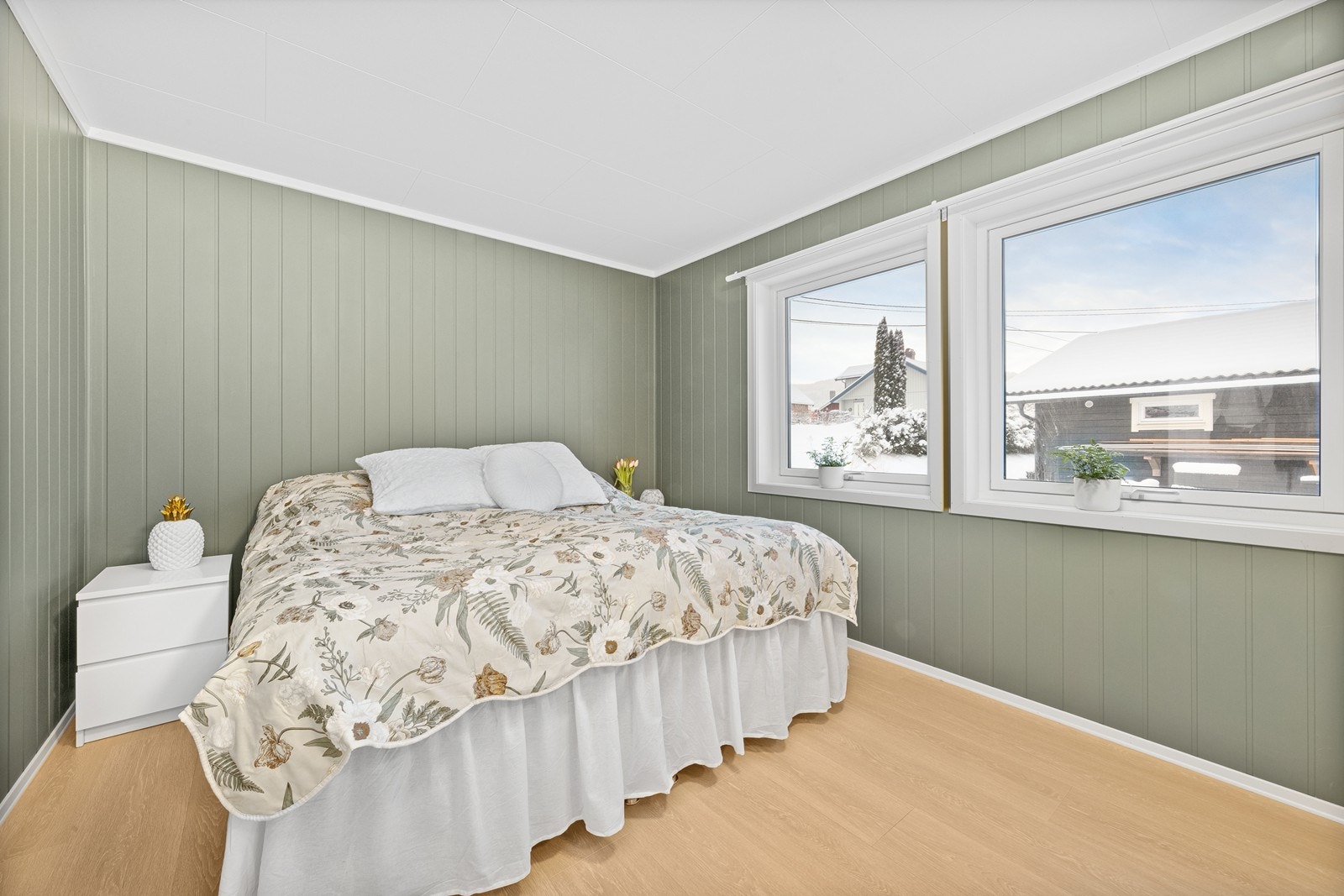 Hovedsoverommet er lyst og pent innredet med god plass til dobbeltseng med tilhørende nattbord og rom for oppbevaring av klær og sko i garderobeløsning. Galleribilde