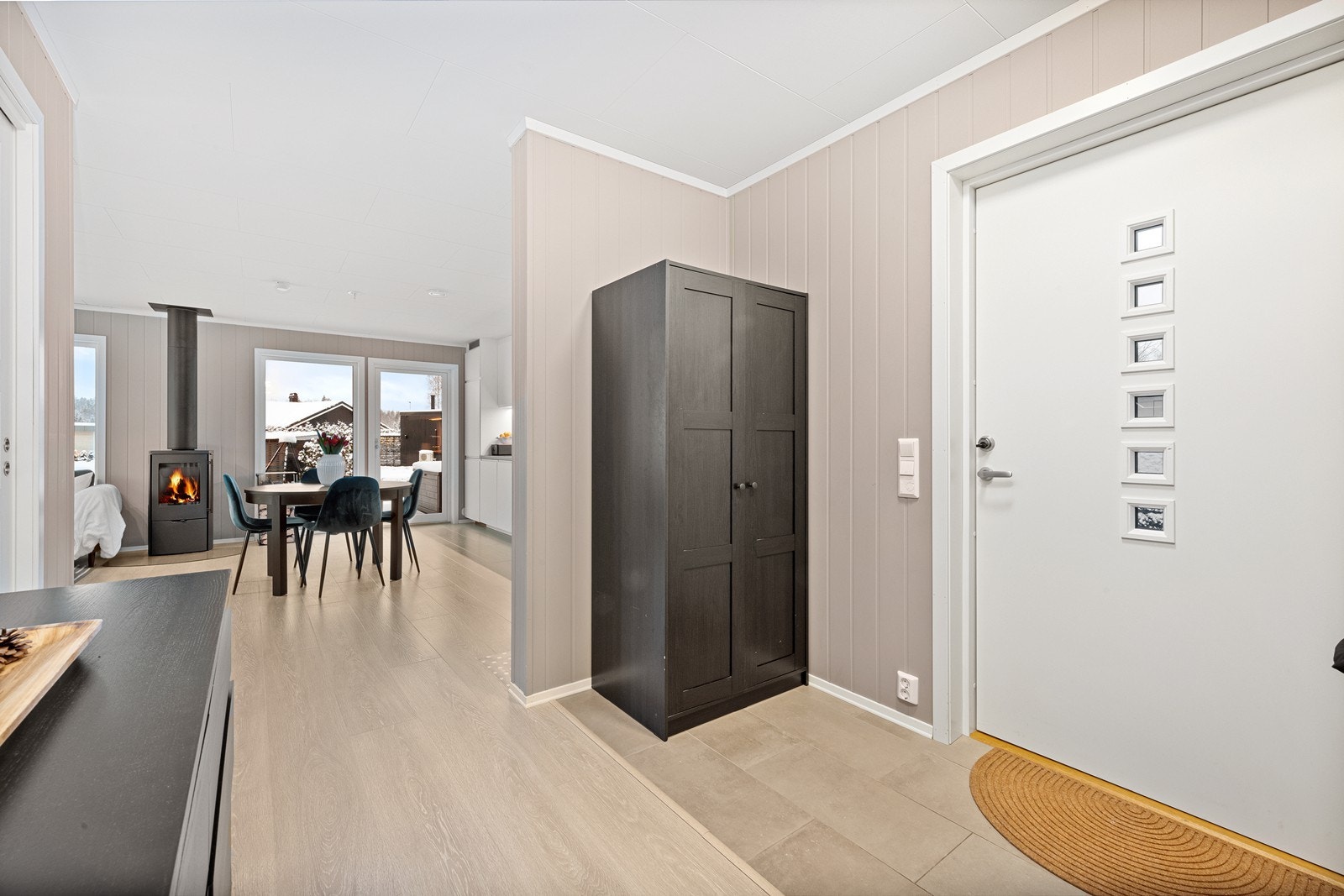 Lys og romslig entré, hvor det også er god plass til å henge ifra seg yttertøyet og til å sette ifra seg sko. Galleribilde