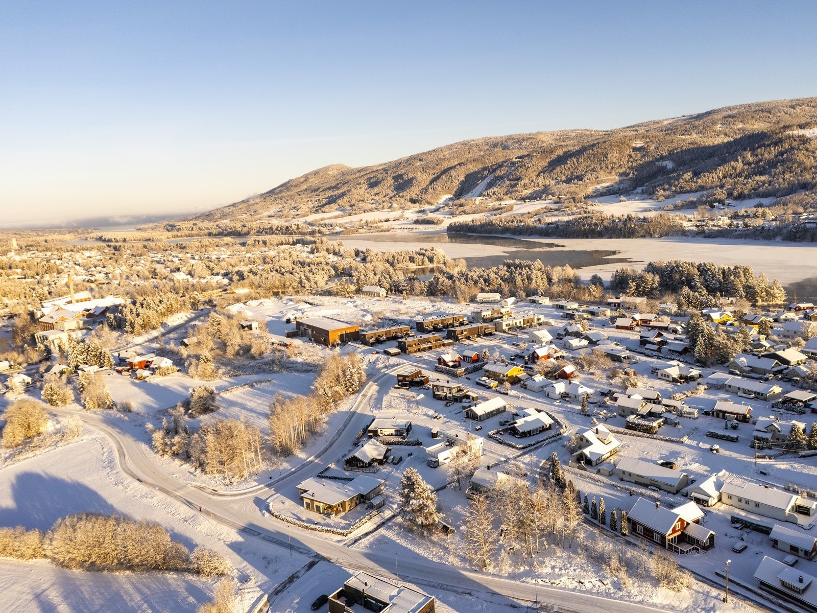 Sentrumsmiljøet i Vikersund med alle fasiliteter ligger en kort kjøretur unna. Nærområdet byr på flotte turmuligheter, idrettsanlegg, badeplasser og lekeplasser. Galleribilde