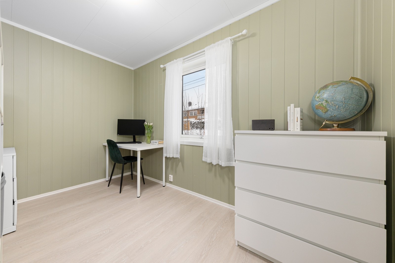 De andre soverommene har plass til seng, garderobeløsning og skrivepult. Galleribilde