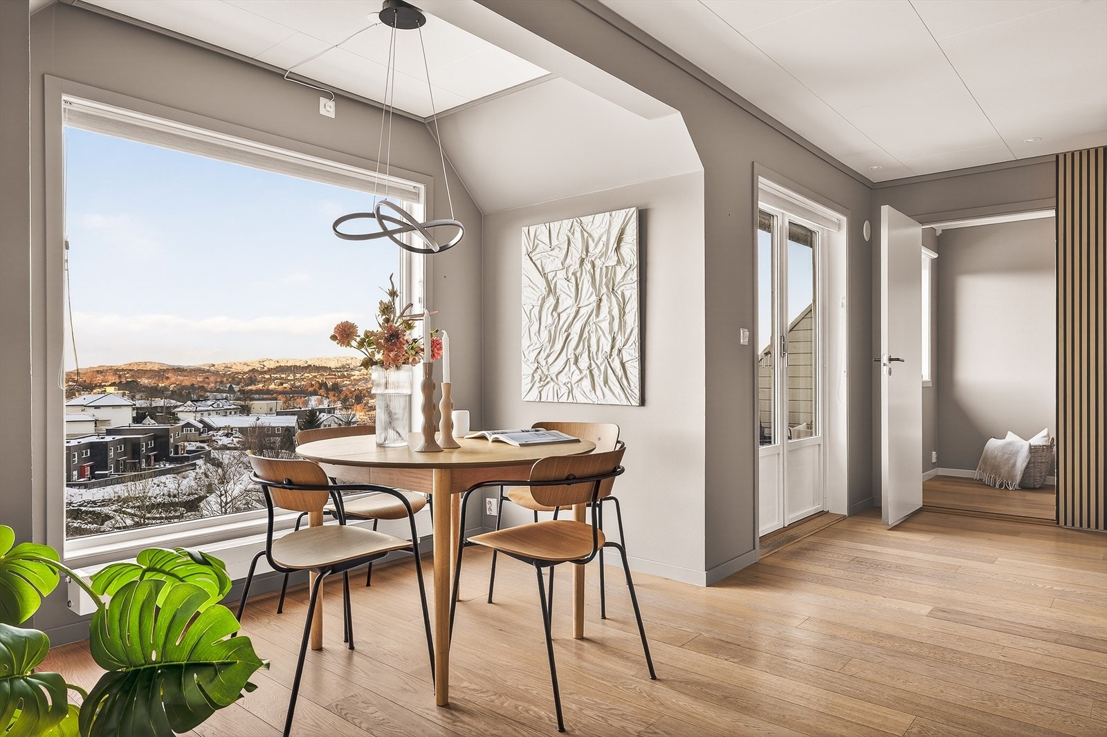 Nisjeen i stuen skaper en naturlig sone for hyggelige middager og sosiale sammenkomster. Stilrent, innbydende, og perfekt integrert i boligens lekre uttrykk. Galleribilde