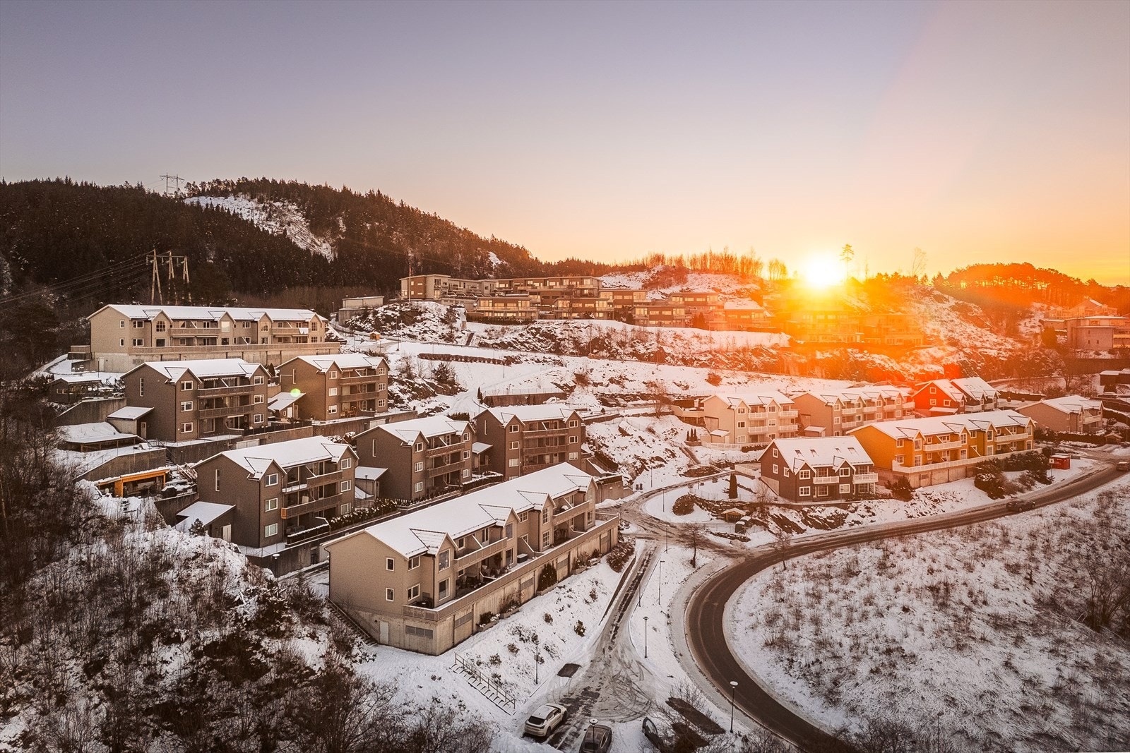 Leiligheten ligger i et attraktivt og etablert boligområde i Fana bydel, omgitt av rolige, grønne omgivelser som gir en fredelig ramme rundt hverdagen. Galleribilde