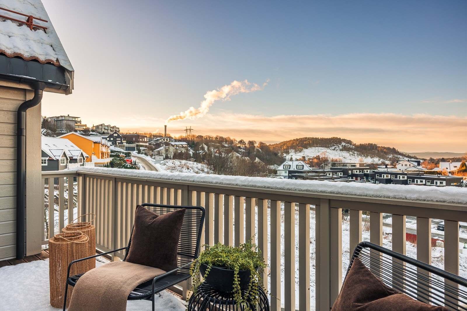 Dette er en lekker 3-roms med nydelig og solrik utsikt fra vestvendt balkong, og parkering i garasjeanlegg med el-bil lading. Galleribilde