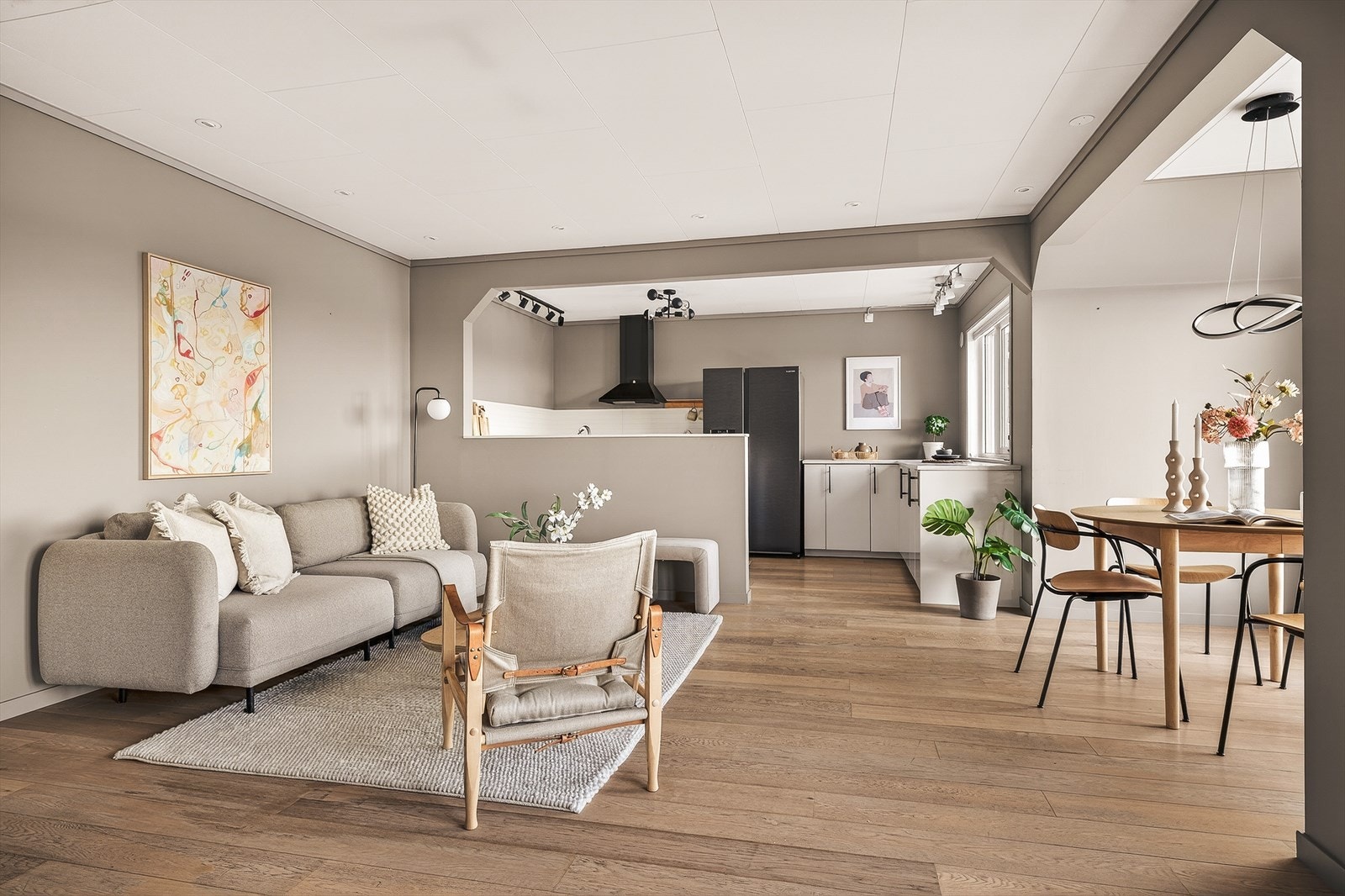 Leiligheten holder en gjennomgående god standard, med tidløse gulv og nøytrale fargevalg som passer enhver stil. Galleribilde