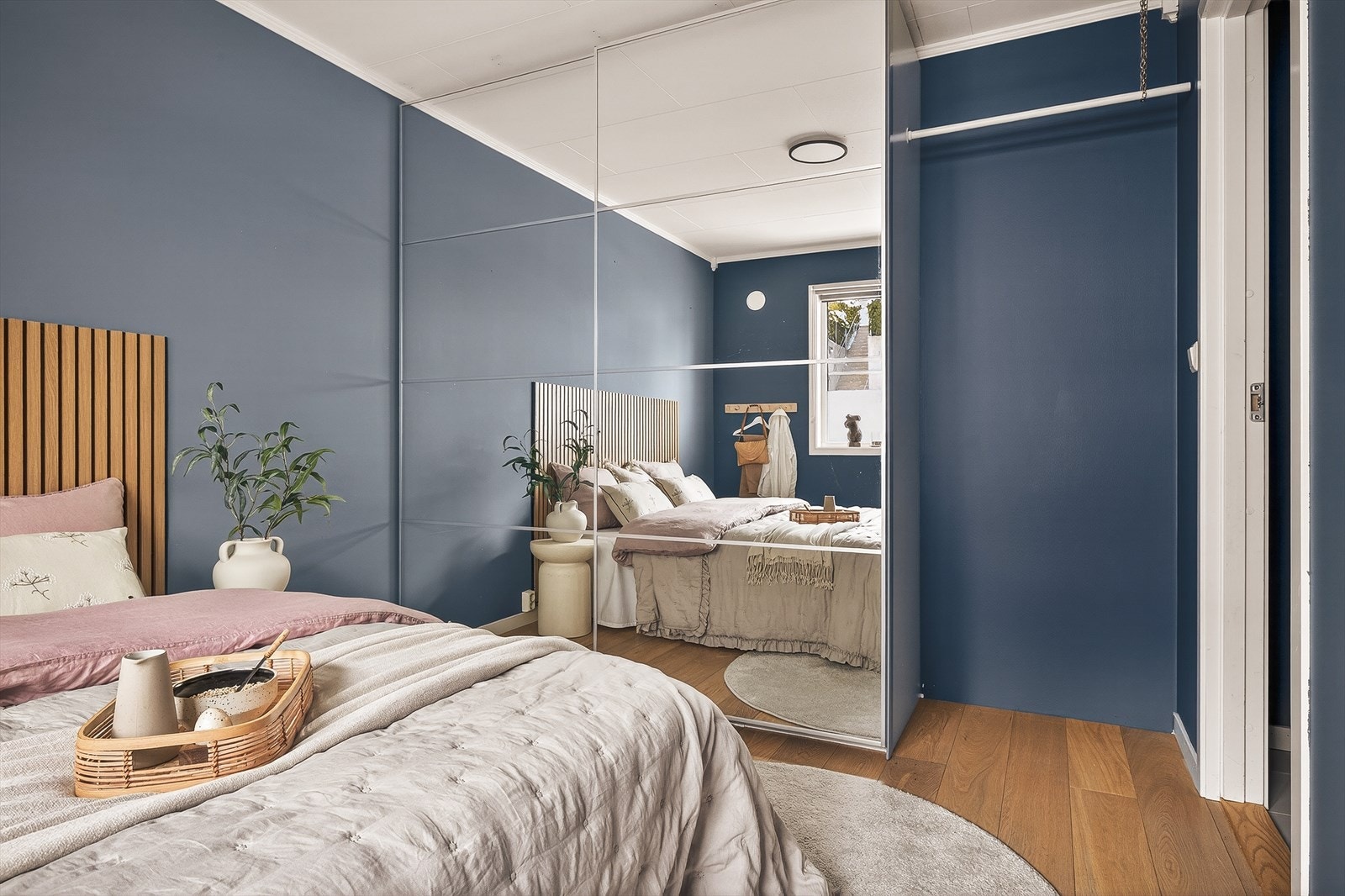 Hovedsoverom har skyvedørsgarderobe med speil. Galleribilde