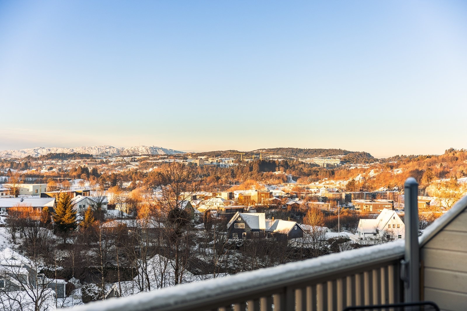 Nydelig utsikt mot nabolaget og nærliggende fjelltopper i bakgrunn. Galleribilde