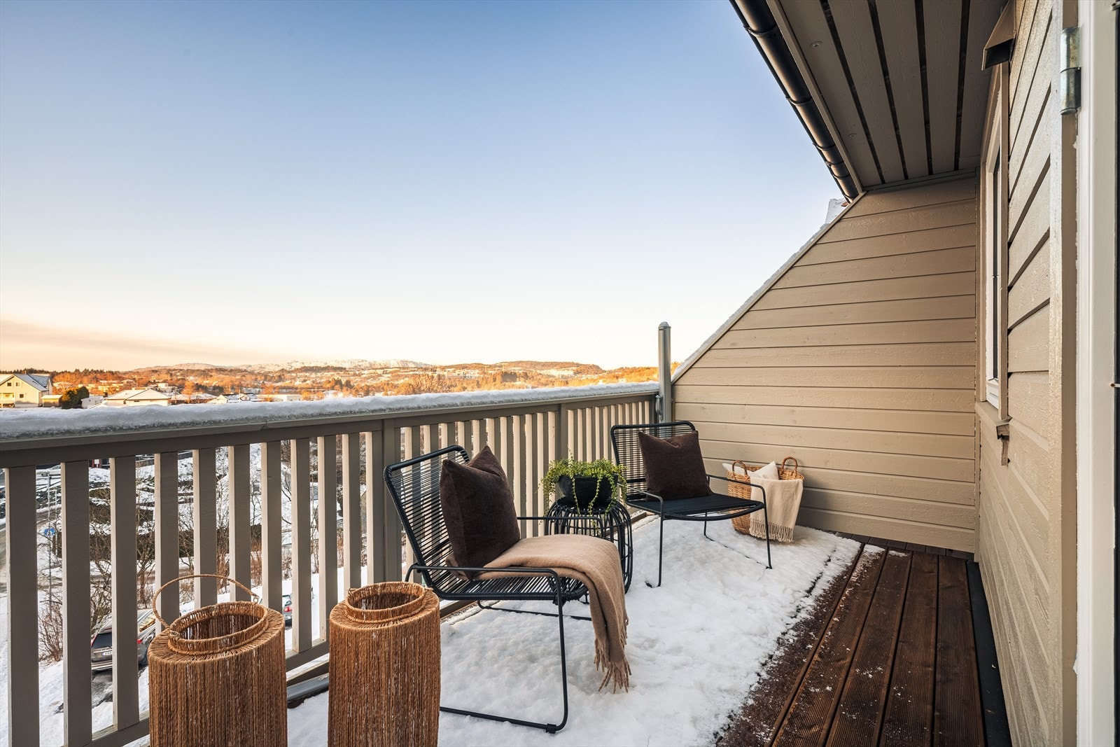 Balkongen er en flott forlengelse av leiligheten på fine dager. I 2025 ble det lagt nye terrassebord. Galleribilde