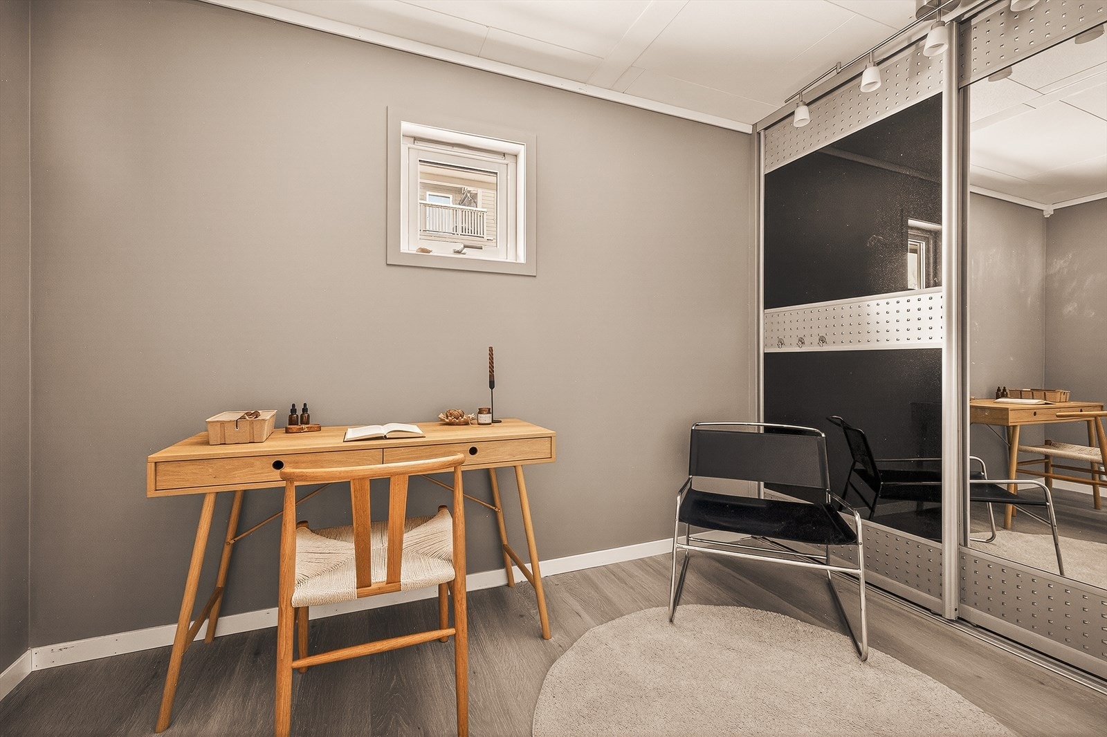 Det foreligger godkjente og byggemeldte tegninger, men de stemmer ikke med dagens bruk. Gjeldene rom er i følge byggemeldte tegninger vaskerom og bod. Dagens eiere har benyttet rommet som soverom (ikke godkjent). Det er ikke søkt om godkjenning. Galleribilde