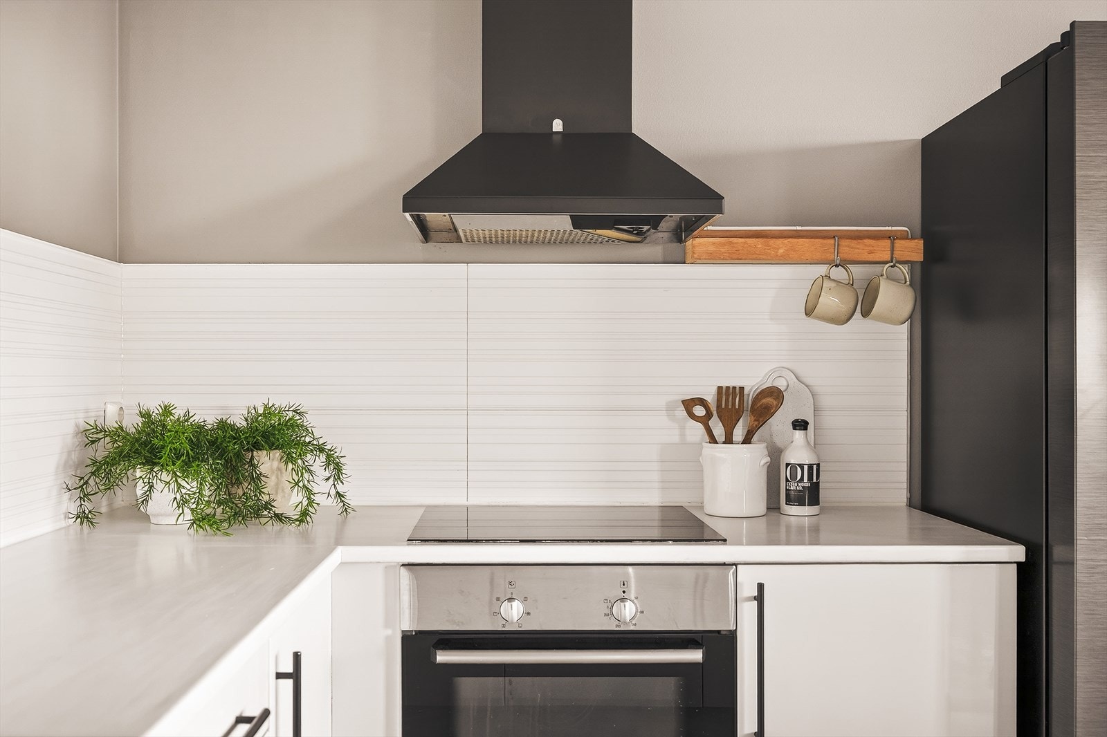 Av integrerte hvitevarer kan en skilte med kjøleskap med frys, stekeovn, induksjonsplatetopp, og oppvaskmaskin. Galleribilde